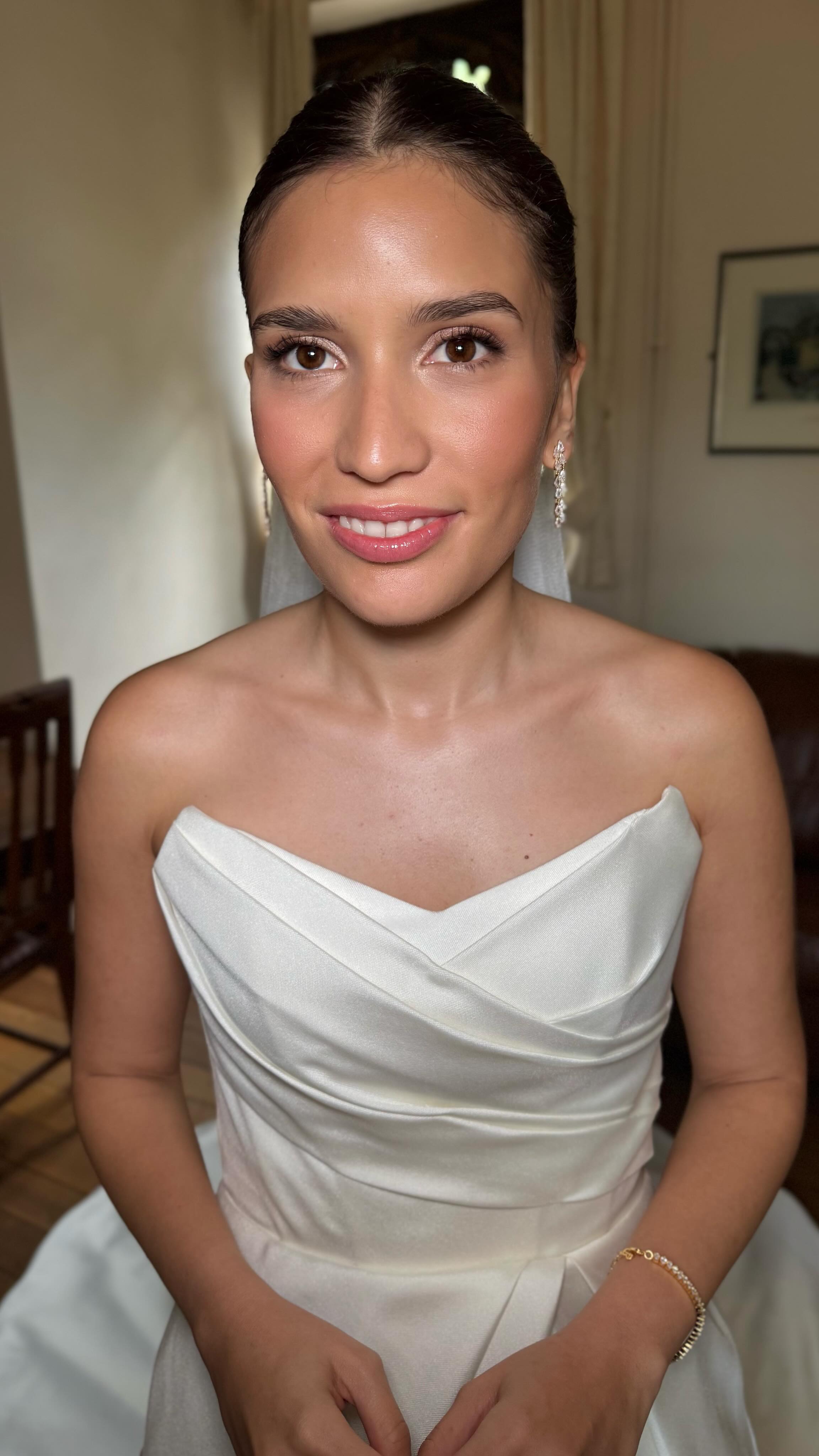 The joy, the smiles- THIS is why I love my job. Seeing my brides feeling their best, on their special day 🤍
How stunning does beautiful M look on her wedding day @stcrosscollege in Oxford 📍
Soft, glowing, sparkling; I just adored her whole look ✨
