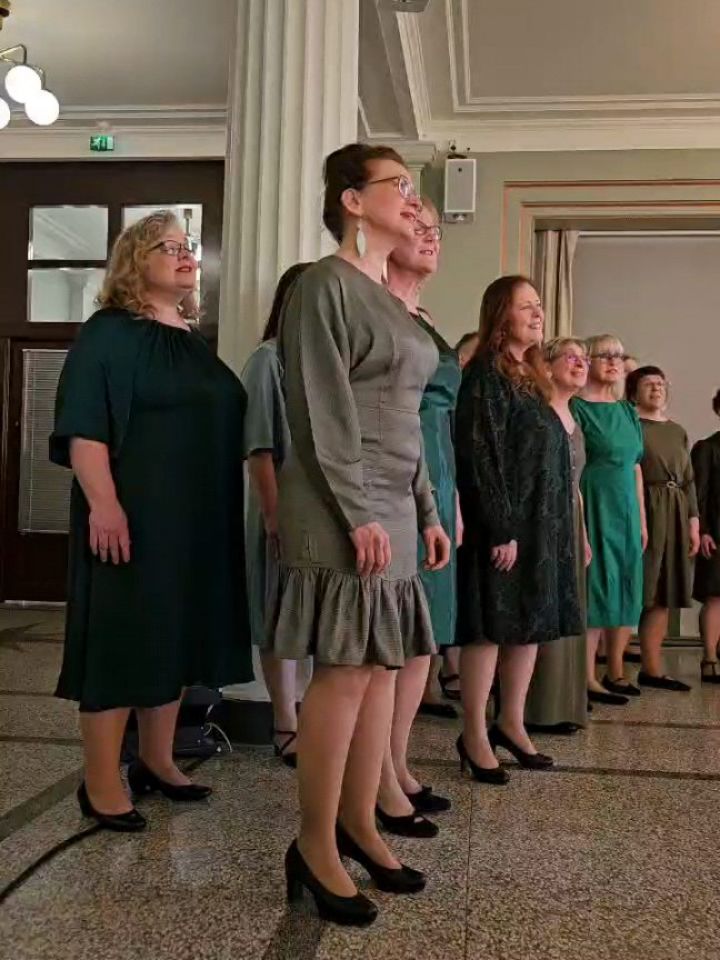 Eilinen kevĂ€inen konserttimme juhlisti kuoron ja taiteellisen johtajamme Sabrina Ljungbergin kymmenenvuotista yhteistĂ€ taivalta. Ja kuinka se juhlistikaan! đ
KevÀÀn tuoksu tÀytti ilman ja tunnelmallinen auringonvalo tulvi lyseon ikkunoista sisÀÀn. Runsas ja lÀmmin yleisö sai tilan sÀkenöimÀÀn ja yhteinen musisointimme tuntui soljuvan kuin itsestÀÀn.
Konserttimme ohjelmistoon poimittiin kappaleita kuluneen kymmenen vuoden ajalta, ja jokainen toi mieleen lÀmpimÀt muistot. Silti eilen laulaessa, tuntuu kuin jokainen kappale olisi herÀnnyt uudelleen eloon.
Mukaan oli ujutettu myös pari aivan uutta: Sabrina Ljungbergin sovitus kappaleelle Paratiisi, sekĂ€ Mira Visurin sovitus kappaleelle LĂ€htisitkö. Teoksia, joiden harjoittelusta ei meinannut saada tarpeekseen. KestohittejĂ€ siis! đ
Ja tokihan juhlan ollessa kyseessĂ€, oli aihetta myös herkutteluun. TĂ€llĂ€ kertaa Filiannassa tarjoilimme konserttiyleisölle makoisia juustokakkuja đ°
Tuntuu, ettĂ€ sama eilinen auringonpaiste jatkuu vielĂ€kin. Nyt se kevĂ€t viimeistÀÀn alkaa! đ
Olitko eilen konserttiyleisössĂ€? đ Kirjoita kommentteihin, ettĂ€ mikĂ€ kappale jĂ€i erityisesti sinun mieleesi. âșïž
#Filianna
#Lahti
#SabrinaLjungberg
#KymmenenkevÀttÀjasatasalamaa