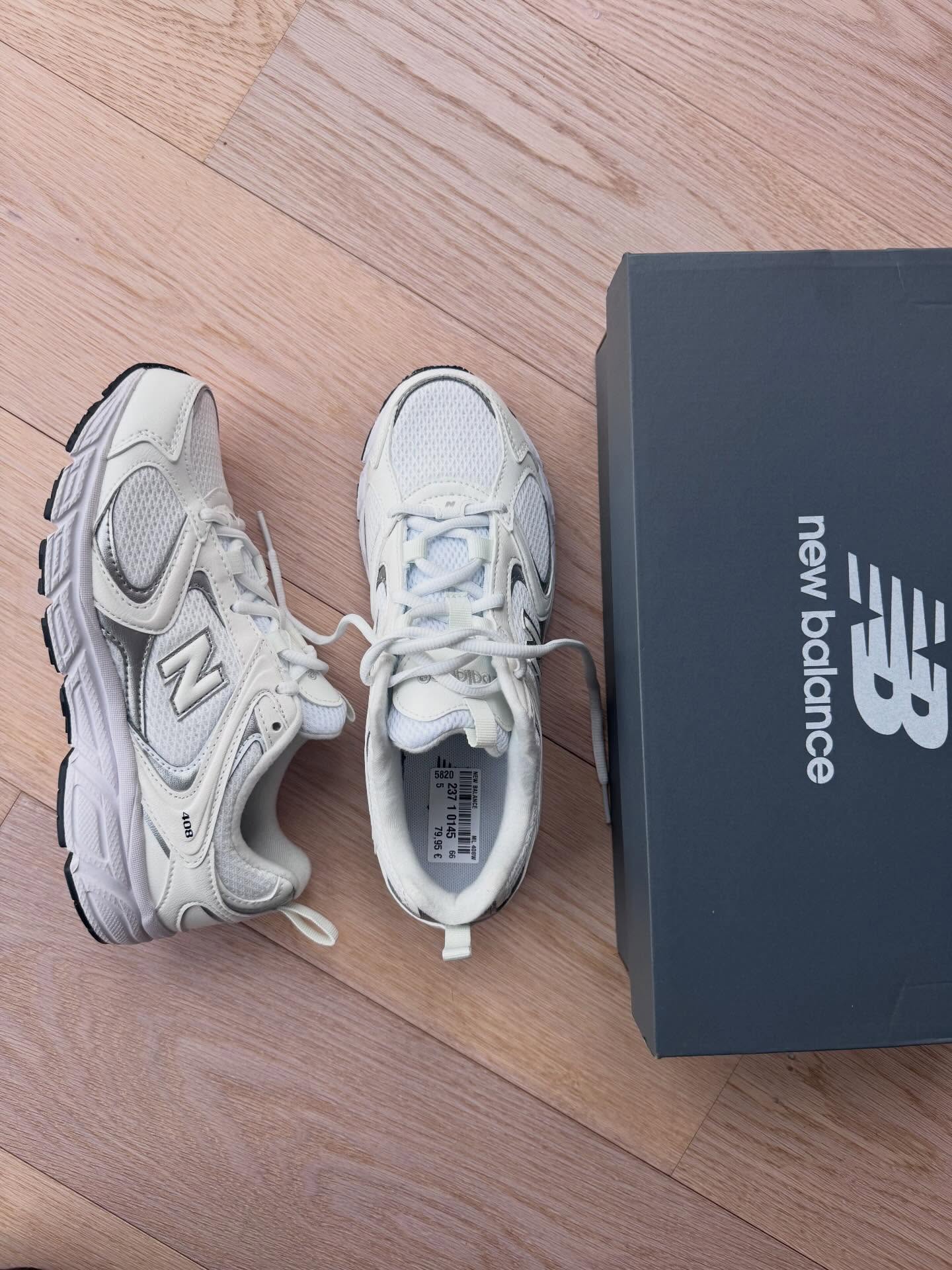 Der New Balance 408 ist wieder bei uns erhältlich.
Ein unkomplizierter Sneaker mit sportlichem Look, der sich im Alltag einfach gut tragen lässt.
Bequem, vielseitig kombinierbar und passend für Damen, Herren und Kinder.
Preis: 79,95 €
Neben dem 408 haben wir auch weitere Modelle von New Balance im Sortiment – einfach mal vorbeischauen und in Ruhe anprobieren.
📍 Kampa Schuhe + Sport in Freising
Schuhhaus Moosbauer in Erding
#newbalance #freising #erding #sneaker