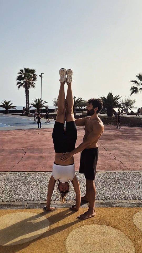 Liebe inner you Community, heute haben wir den Tag ganz entspannt verbracht: ein bisschen in der Sonne gelegen, den Essensplan für das bevorstehende Retreat besprochen. So lässt es sich arbeiten sag ich euch. Abends waren wir dann noch einkaufen und beim Calisthenics - es hat so viel Spaß gemacht, bei traumhafter Kulisse am Strand zu trainieren! Ich hab dann noch festgestellt, dass die Sonne doch schon sehr viel mehr Kraft hat als erwartet und müsste mich später noch meinem Sonnenbrand zuwenden.
Bleibt dran 😎
#tenerife #sunshine🌞#calisthenics #teneriffa