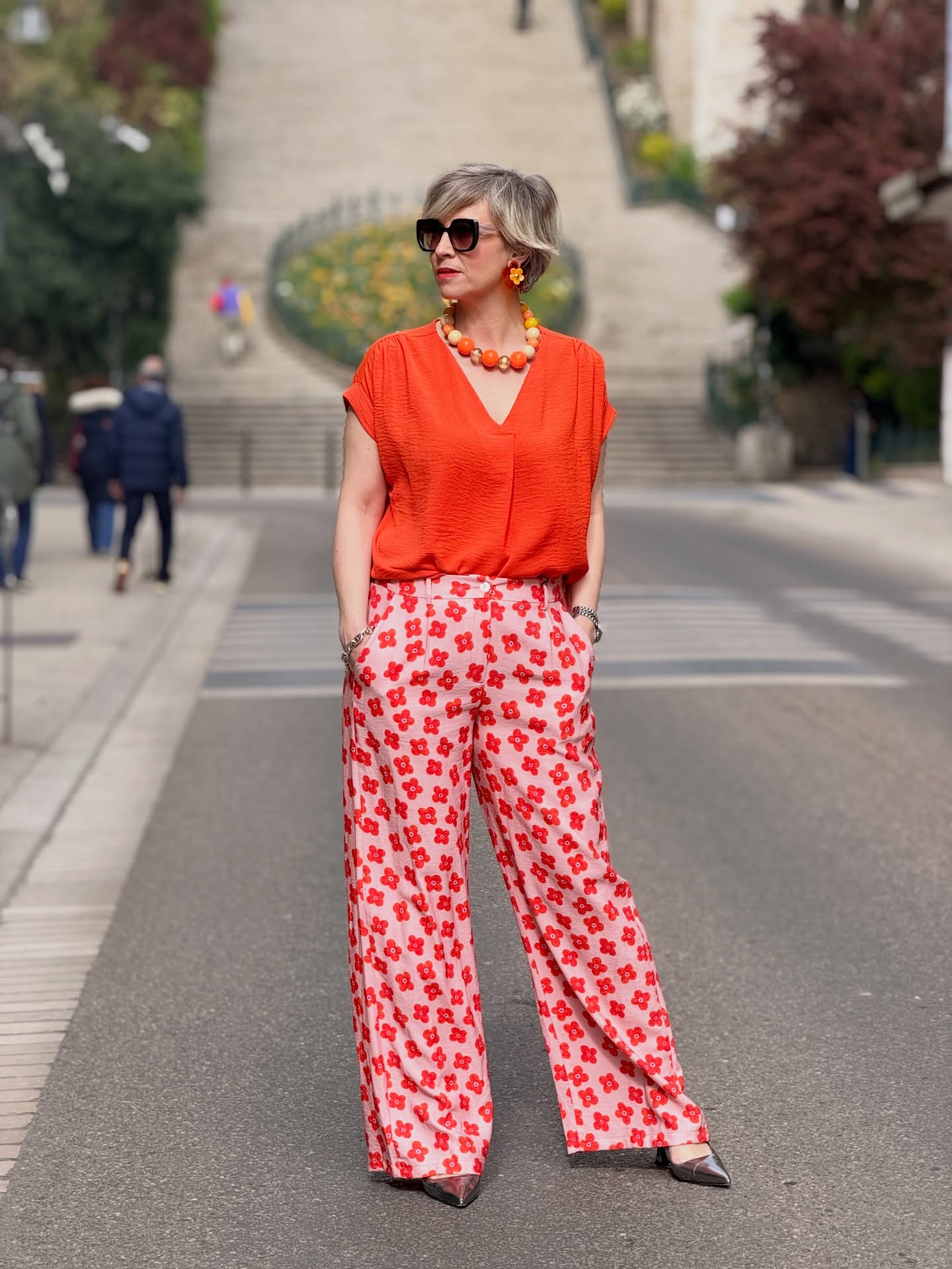 Tu penses que ce look n’est pas fait pour toi ? 😏
Salutations du jour mes petites pépites ❤️🌸
Ce genre de tenue…
on a souvent l’impression qu’il faut “la bonne morphologie”.
Et pourtant 👇
👉 elle fonctionne sur TOUTES
mais pas pour les mêmes raisons.
—
💃 Morpho en A (hanches marquées)
👉 Le top Pam attire le regard vers le haut
👉 Le pantalon Joel fluide équilibre la silhouette
—
💃 Morpho en V (épaules larges)
👉 Le pantalon Joel imprimé donne du volume en bas
👉 Il rééquilibre la carrure
—
💃 Morpho en H (taille peu marquée)
👉 La coupe fluide ne casse pas la ligne
👉 Le look crée une silhouette élancée
—
💃 Morpho en 8 (taille marquée avec courbes)
👉 La taille est naturellement mise en valeur
👉 Le pantalon Joel, fluide accompagne les formes sans les tasser
—
💃 Morpho en X (taille marquée)
👉 Le tombé souligne naturellement la silhouette
👉 Sans en faire trop
—
👉 Tu vois la différence ?
✨ Il n’y a pas de corps à cacher. Juste des équilibres à comprendre.
Ce n’est pas le vêtement qui change.
👉 C’est la manière dont il travaille POUR toi.
Alors dis-moi 👇
Tu te reconnais dans quelle morphologie ?
#comtessedeblois
#morphologiefemme
#conseilstyle
#lookféminin
#astucemode