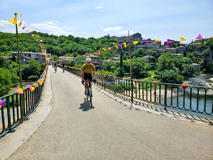 02.05. – 09.05.26 | Gravelwoche im Domaine du Frigoulet
Anfangs Mai, eine der schönsten Zeiten im Frigoulet ❤️
Die Temperaturen sind ideal, um den ganzen Tag unterwegs zu sein, ohne dass dich die Hitze ausbremst. Am Morgen steigst du frisch aufs Bike, am Nachmittag bist du immer noch gerne draussen. Genau so willst du eine Gravelwoche fahren.
Die Landschaft ist intensiv grün, die Wege ruhig, die Kombination aus Schotterstrassen, kleinen Nebenstrassen und versteckten Passagen macht jede Tour abwechslungsreich, wir zeigen dir Ecken die du alleine nie finden würdest!
Und dann kommst du zurück ins Frigoulet:
duschen, hinsetzen, essen, ein Glas Wein – und du merkst, wie sich so ein Tag einfach richtig rund anfühlt.
Möchtest du dabei sein? Dann buche jetzt deine Frigi Auszeit!