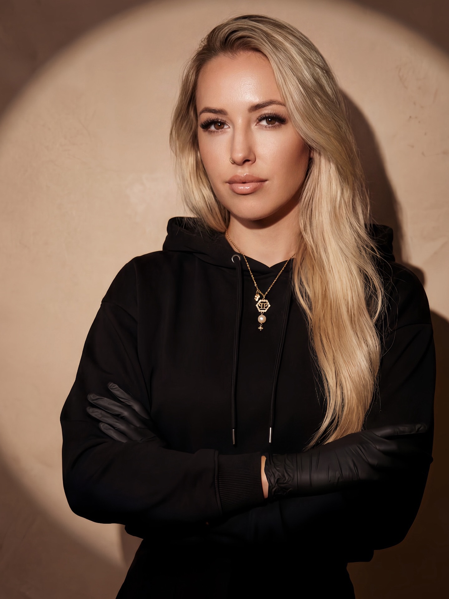 ✨ Hallo, ich bin 𝑽𝑰𝑲𝑻𝑶𝑹𝑰𝑨 ✨
𝐖𝐢𝐞 𝐠𝐮𝐭 𝐤𝐞𝐧𝐧𝐬𝐭 𝐝𝐮 𝐦𝐢𝐜𝐡? 🥰
Das Gesicht hinter Kosmetik Viktoria – und Unternehmerin mit ganzem Herzen 🤍
Mir ist es 𝒘𝒊𝒄𝒉𝒕𝒊𝒈, nicht nur ein Studio zu führen, sondern einen Ort zu schaffen, an dem sich sowohl meine Kundinnen als auch mein Team wohlfühlen.
Ein respektvolles Miteinander auf Augenhöhe, Qualität und ehrliche Arbeit stehen für mich an erster Stelle ✨
💬 𝐖𝐔𝐒𝐒𝐓𝐄𝐒𝐓 𝐃𝐔, 𝐃𝐀𝐒𝐒 …
… ich 2025 bei der österreichischen Meisterschaft in Henna Brows den 2. Platz erreicht habe? 🏆
… wir beim Falstaff-Voting den 2. Platz als beliebtestes Kosmetikstudio in der Steiermark erreicht haben? 🤍
… ich zweifache steirische Meisterin und sogar Staatsmeisterin im Bogenschießen bin? 🎯
🤍 𝐖𝐀𝐑𝐔𝐌 𝐈𝐂𝐇 𝐌𝐄𝐈𝐍𝐄𝐍 𝐁𝐄𝐑𝐔𝐅 𝐋𝐈𝐄𝐁𝐄 :
Weil ich Menschen dabei unterstützen darf, sich in ihrer Haut wohlzufühlen – auf eine natürliche und ehrliche Art.
✨ 𝐖𝐀𝐒 𝐌𝐈𝐑 𝐁𝐄𝐒𝐎𝐍𝐃𝐄𝐑𝐒 𝐀𝐌 𝐇𝐄𝐑𝐙𝐄𝐍 𝐋𝐈𝐄𝐆𝐓:
Junge, motivierte Menschen auszubilden und sie auf ihrem Weg zu begleiten
💆♀️𝐌𝐄𝐈𝐍 𝐒𝐂𝐇𝐖𝐄𝐑𝐏𝐔𝐍𝐊𝐓:
Natürlichkeit – egal ob Permanent Make-up, Henna Brows oder Wimpern.
Für mich geht es darum, deine natürliche Schönheit zu unterstreichen, nicht zu verändern ✨
✨𝐌𝐄𝐈𝐍 𝐀𝐍𝐒𝐏𝐑𝐔𝐂𝐇:
Typgerechte, individuelle Ergebnisse mit viel Feingefühl und einem klaren Blick fürs Detail
☕ 𝐌𝐄𝐈𝐍 𝐏𝐄𝐑𝐅𝐄𝐊𝐓𝐄𝐑 𝐒𝐓𝐀𝐑𝐓 𝐈𝐍 𝐃𝐄𝐍 𝐓𝐀𝐆 :
Ein ruhiger Moment mit Kaffee, bevor es losgeht
🍟 𝐓𝐄𝐀𝐌 salzig oder süß?
Ganz klar: Team Chips 😄
🌿 𝐌𝐄𝐈𝐍 𝐀𝐔𝐒𝐆𝐋𝐄𝐈𝐂𝐇 :
Zeit im Garten mit Freunden Familie , beim Grillen oder entspannt am Feuer 🔥
🏎️ 𝐅𝐔𝐍 𝐅𝐀𝐂𝐓:
Ich liebe Autos und Geschwindigkeit – am liebsten beim Go-Kart fahren
(ich bin ausgebildete Autoaufbereiterin und habe daraus meine eigene Marke aufgebaut: REVIVE @revive_austria @reviveracing 🚗✨)
Ich bin stolz auf meinen Weg – und dankbar für jeden, der ein Teil davon ist 🤍
Deine Viktoria ✨
#kosmetikviktoria #unternehmerin #natürlicheschönheit #beautymitherz