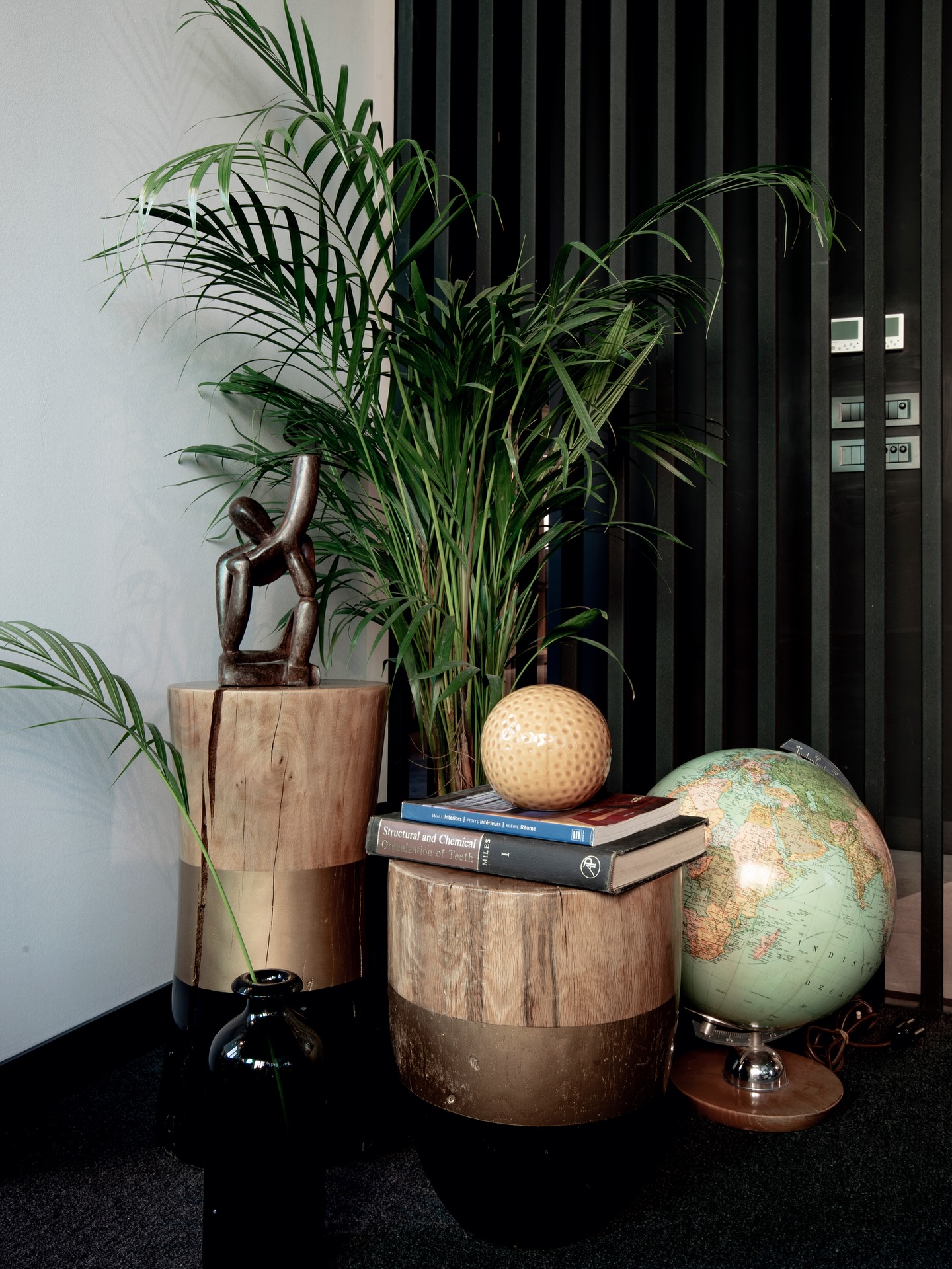 We work closely with offices and interior designers; every project feels both like a game and a real challenge.
Translating a space — capturing its essence in the right way — is our responsibility, often within a limited time.
Light, material and detail need to align at the exact right moment.
That’s what makes each shoot both technical and intuitive.
This space is one of our favorites, where that balance comes through effortlessly.