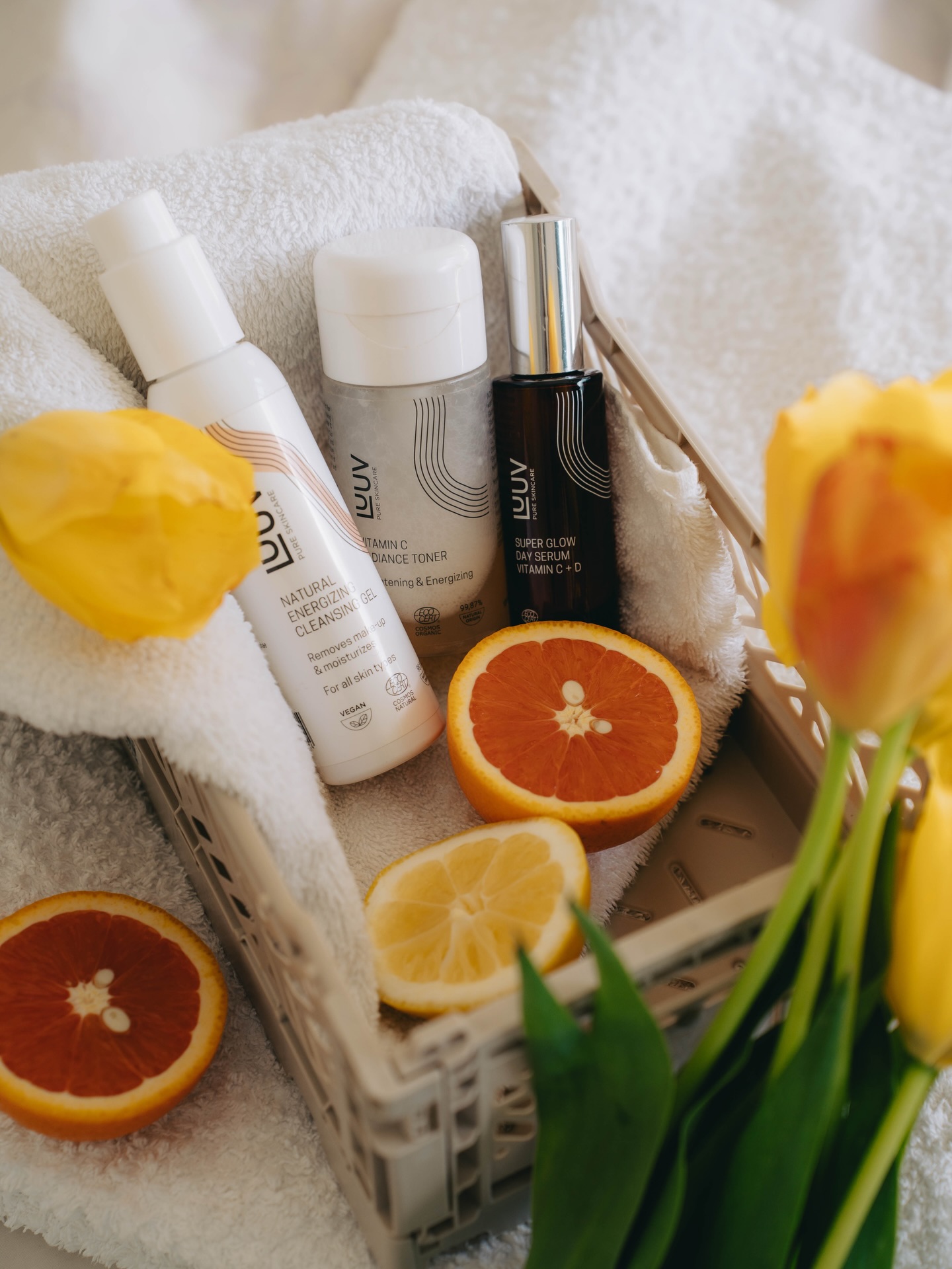 💡 Kui nahateadlik oled sina?
C-vitamiinrikas toidulaud = särav nahk? 🌟
📝 Õige vastus: mitte päris! Kuigi C-vitamiinirikas menüü on oluline, ei jõua see alati nahani sellisel kujul, nagu me tahaks.
Siinkohal tõttab appi 🍊 C-vitamiini sari, mis:
✨ toetab naha nooruslikkust ja elastsust,
🛡️ kaitseb nahka keskkonnamõjude eest,
🤍 aitab vähendada pigmendilaikude teket,
☀️ leevendab päikesekahjustusi.
Viska 🤍, kui C-vitamiin võiks ka sinu rutiini sobida.
#luuvcosmetics