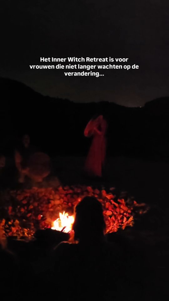 :》》Wanneer je voelt dat je onderdeel wilt zijn van de verandering, lees dan even dit.
Je bent een vrouw die voelt dat er meer in je zit dan je nu laat zien.
Je bent zoekende, naar jezelf en naar je plek in deze wereld.
Je ervaart soms een gevoel van onveiligheid om je authentieke zelf te zijn.
De vrouw die voor haar behoeftes opkomt.
Die haar waarheid spreekt.
Die haar lichaam en cyclus eert.
Wat er gebeurt in de wereld raakt je.
Je wilt zo graag dat het anders gaat.
Vrediger.
Je wilt bijdragen.
Van betekenis zijn.
Waar dit begint?
Bij jezelf.
De wereld is er vooral bij gebaat als jij eerst meer in je kracht komt te staan.
Wanneer je goed in je vel zit.
Vanuit rust en bezieling je leven leeft.
Wanneer je gelukkig bent.
Met wie je bent.
Met wat je doet.
Met wie je in verbinding bent in relatie(s).
Want wanneer jij je licht leeft, raak je daar anderen meer aan.
Je wilt belichaming zijn van wie je wenst te zijn.
En van wat je in de wereld wilt zien.
Hier gaat ons retreat over.
Het Inner Witch Retreat van 6-10 mei vindt plaats in Helvoirt is voor vrouwen die thuis willen komen in hun kracht en authenticiteit.
Het is een moment om in de diepte te ademen, te voelen en los te laten.
Te leren wie jij bent als je jouw Inner Witch de ruimte geeft.
Comment 'retreat' voor meer info of stuur me een DM.
Je wordt geroepen wanneer je het voelt in je lichaam.
Earth my body
Water my blood
Air my breath
Fire my spirit.
We bieden je een reis om thuis te komen in het zijn van een Vrouw van deze Aarde.
Je bent zeer welkom ☺️