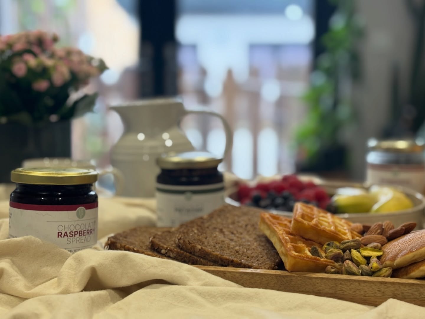 Breakfast, but make it ✨interesting✨
Pancakes + chocolate raspberry
Scones + rose jam
Toast + chocolate pistachio
Mix, match, and find your favourite combo 😍
Catch me live @tringfarmersmarket this month:
Saturday 25 April
#breakfastgoals #foodinspiration #spreadthelove #sweetbreakfast #brunchtime