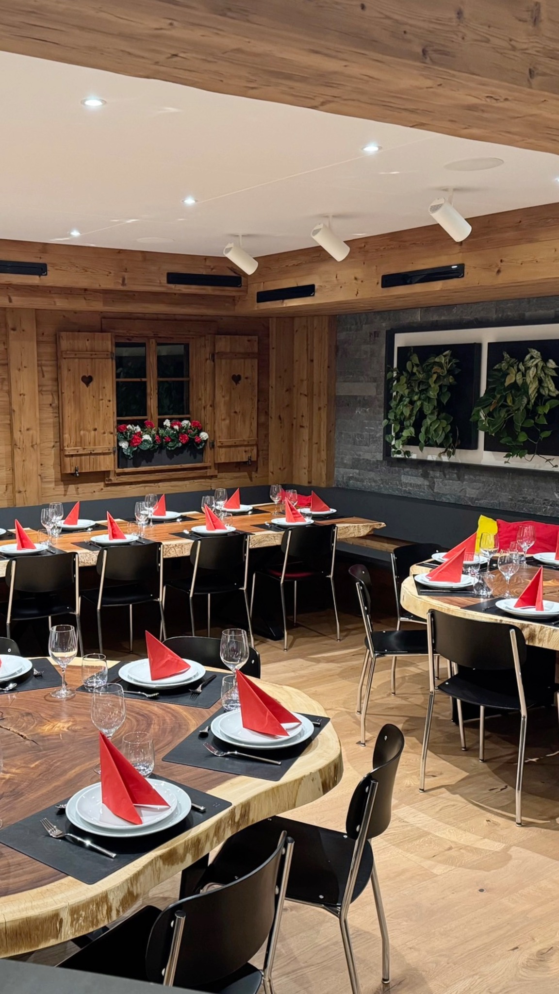 Ein Ort, der im Alltag funktioniert und sich genauso gut für Anlässe nutzen lässt. Ein Treffpunkt fürs Mittagessen, ein Ort für Besprechungen und am Abend bereit für einen Event. Gerne vermieten wir den Raum auch auf Anfrage.
Mehr dazu im Blog. Link in Bio.