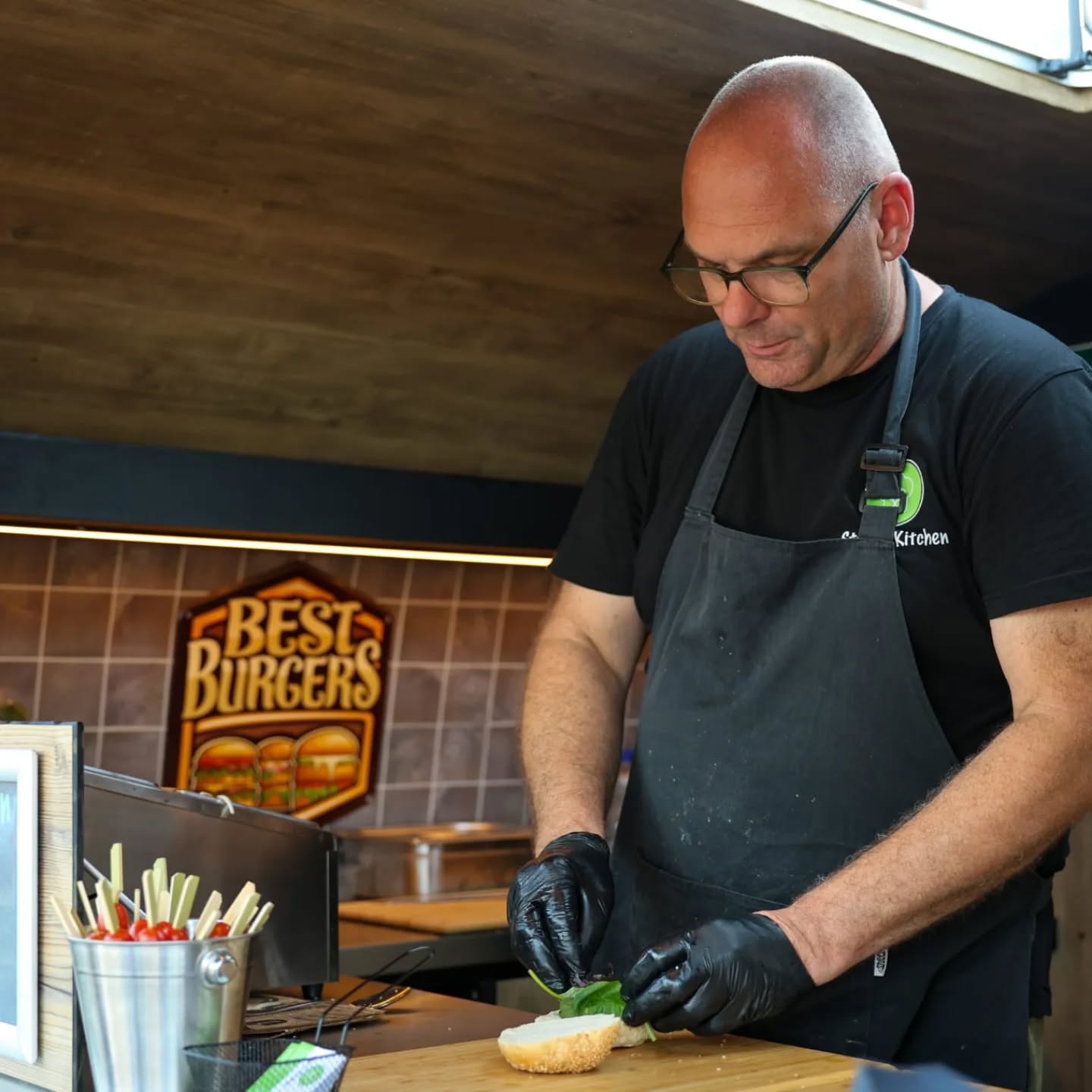 🔥 Vandaag staan wij op locatie! 🔥
Onze hamburger foodtruck is vandaag te vinden bij een bedrijf waar we de personeelsbijeenkomst nét dat beetje extra geven 🍔🍟
Verse friet, goed belegde broodjes hamburger en vooral veel gezelligheid — daar zorgen wij voor! 💪
Ook een keer iets lekkers en sfeervols regelen voor jouw team, feest of event?
Wij komen graag langs!