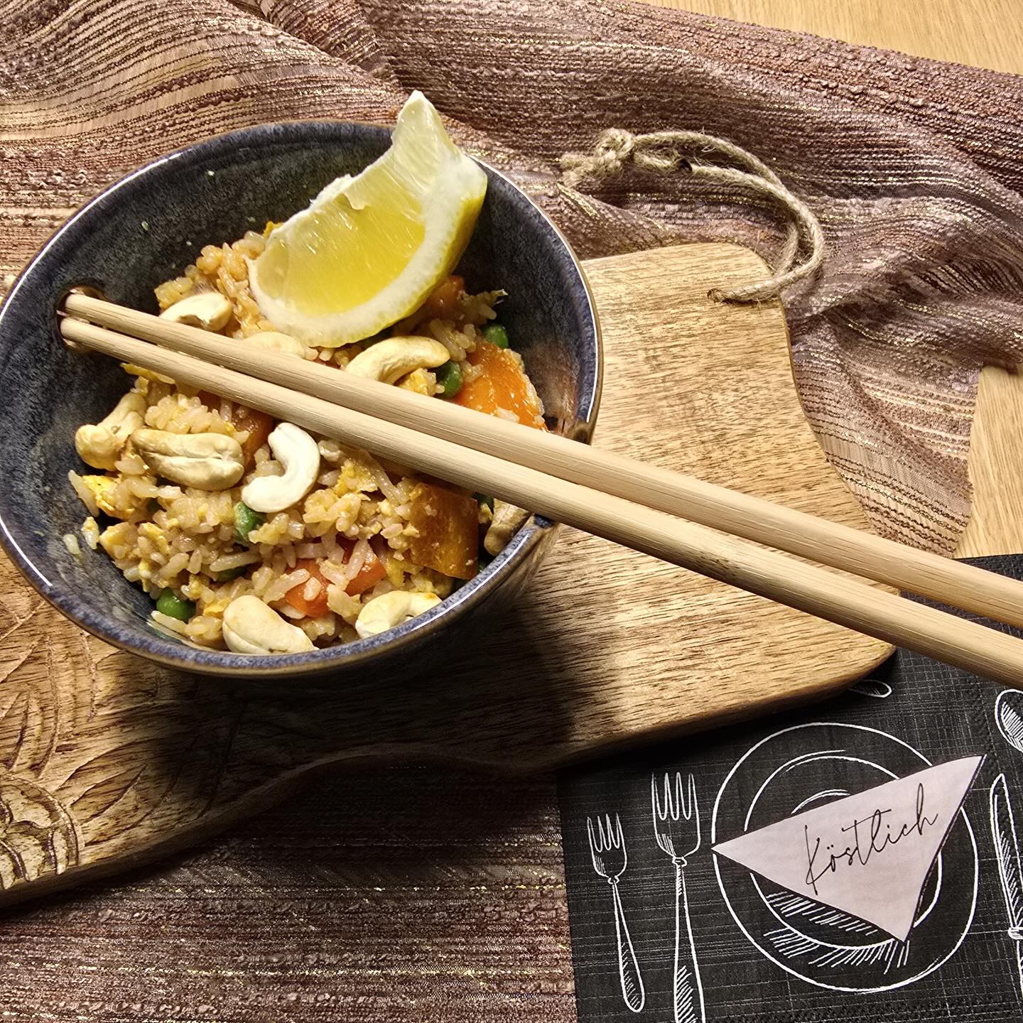 Würziger Fried Rice mit Ei, Gemüse und Cashews – einfach gemacht und sooo gut.
Perfekt für ein schnelles Mittag- oder Abendessen. Wer würde mitessen?
Zutaten für 4 Personen:
250 g Basmatireis
1 Zwiebel, klein geschnitten
2 Knoblauchzehen, fein geschnitten
3 cm Ingwer, fein geschnitten
1 rote Peperoni, klein geschnitten
Sesam-Ingwer Öl (@vom.fass zug)*
4 Eier, verquirlt
100 g tiefgekühlte Erbsli, aufgetaut
100 g Pouletbrust
3–4 EL Sojasauce
1-2 EL Ketchup
1 Zitrone in Schnitzen
100 g Cashewkerne, geröstet
Zubereitung:
Den Reis nach Packungsanleitung kochen.
Die Zwiebel und den Knoblauch im Wok mit Sesam-Ingwer Öl andünsten. Die Pouletsrücke dazu geben, anbraten und noch die Peperoni hinzufügen
Die Eier in eine kleine Schüssel aufschlagen, verquirlen - zum Fleisch und Gemüse geben und ca. 3 Minuten rührbraten.
Den Reis hinzufügen und ca. 4 Minuten weiterbraten.
Erbsli, Sojasauce und Ketchup dazugeben und alles gut mischen.
Mit Zitronenschnitzen und Cashewkernen garnieren.
Nach Belieben mit Sojasauce servieren.
En Guete!
Tipp:
Lässt sich super am Vortag vorbereiten und schmeckt kalt oder aufgewärmt genauso gut.
* Werbung – selbst gekauft
#thekitchenwitches #friedrice #asiatischkochen #reisgericht #homecooking rezeptidee @vom.fass.zug