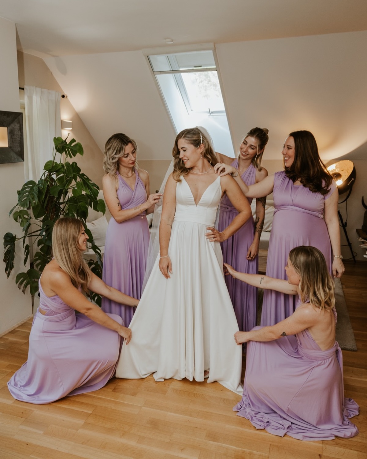 There is something so special about the hours before the ceremony starts. While the rest of the day is full of excitement and energy, the getting ready part feels like a calm bubble. It is the perfect chance to take a deep breath and spend some quiet, meaningful time with your closest people.
#austriawedding#weddingphotography