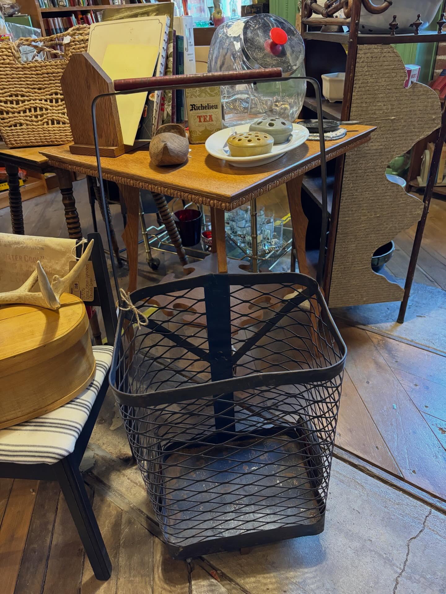 Added a trove of treasures to my booth at Dutch Lady Antiques today! Come and check it out! #junkismylife #porcelainsigns #woodenduckdecoys #welcomehomevintagetour #vintagedecortour