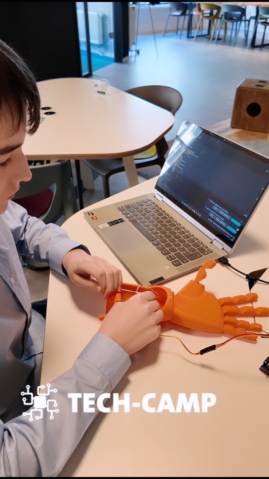 Starkes Update aus dem EMG-Workshop 🦾
Die Jugendlichen haben weitere EMG-Daten aufgenommen und die Genauigkeit unseres KI-Moduls direkt verbessert. Von 70% auf 81%. Ein richtig gutes Ergebnis für den Anfang und ein perfekter Beweis dafür, wie viel gute Daten und sauberes Arbeiten ausmachen.
Jetzt geht es in den nächsten Schritt. Jeder trainiert das KI-Modul, baut die künstliche Hand zusammen und testet das System im echten Einsatz. Messen, trainieren, ausprobieren, optimieren bis die Hand immer besser auf die Muskelaktivität reagiert.
So wird MedTech zum Erlebnis und die Jugendlichen lernen, wie aus Biosignalen und Programmierung gute Technik entsteht.
#MINT #EMG #MedTech #KI #Jugendprojekt