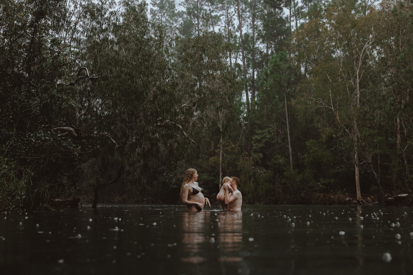 “What if it rains?” ☔️
It’s one of the first questions I get asked… and honestly? Some of the most magic happens right here.
Rain slows everything down. It pulls everyone a little closer. The cuddles last longer, the laughs get louder, and the moments feel… real.
But here’s the thing, there’s no pressure either way.
We can lean into it, embrace the chaos, and create something beautifully unexpected…
or we can reschedule and wait for sunshine ☀️
Whatever feels right for your family, that’s always the right choice 🤍
Because these photos? They’re not about perfect weather.
They’re about your people, exactly as you are.