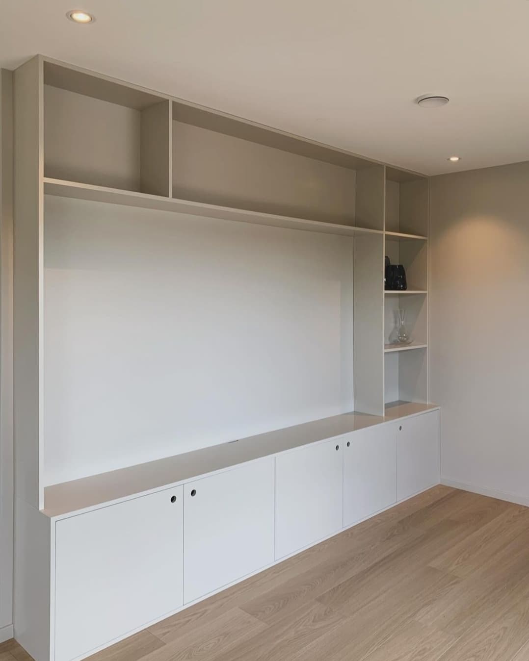 .
Innredning på tv vegg tegnet av @mjaasethmnil.
Stilrent uttrykk med malte overflater😊
.
.
.
#design #custom #woodwork #livingroom #furnituredesign #furniture