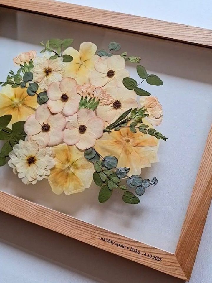 Svatební kytice, která ke mně putovala až ze Slovenska.
A neuvěřitelně krásná slova klientky, když obdržela své květy v obraze 🤍💛🧡
Tohle pohladí po duši. A je úžasné, když klient vidí i ty maličké detaily mojí práce! A když je ocení!
*********
Objednejte si taky obraz ze své svatební kytice.
📍 info a rezervace viz BIO ⬆️