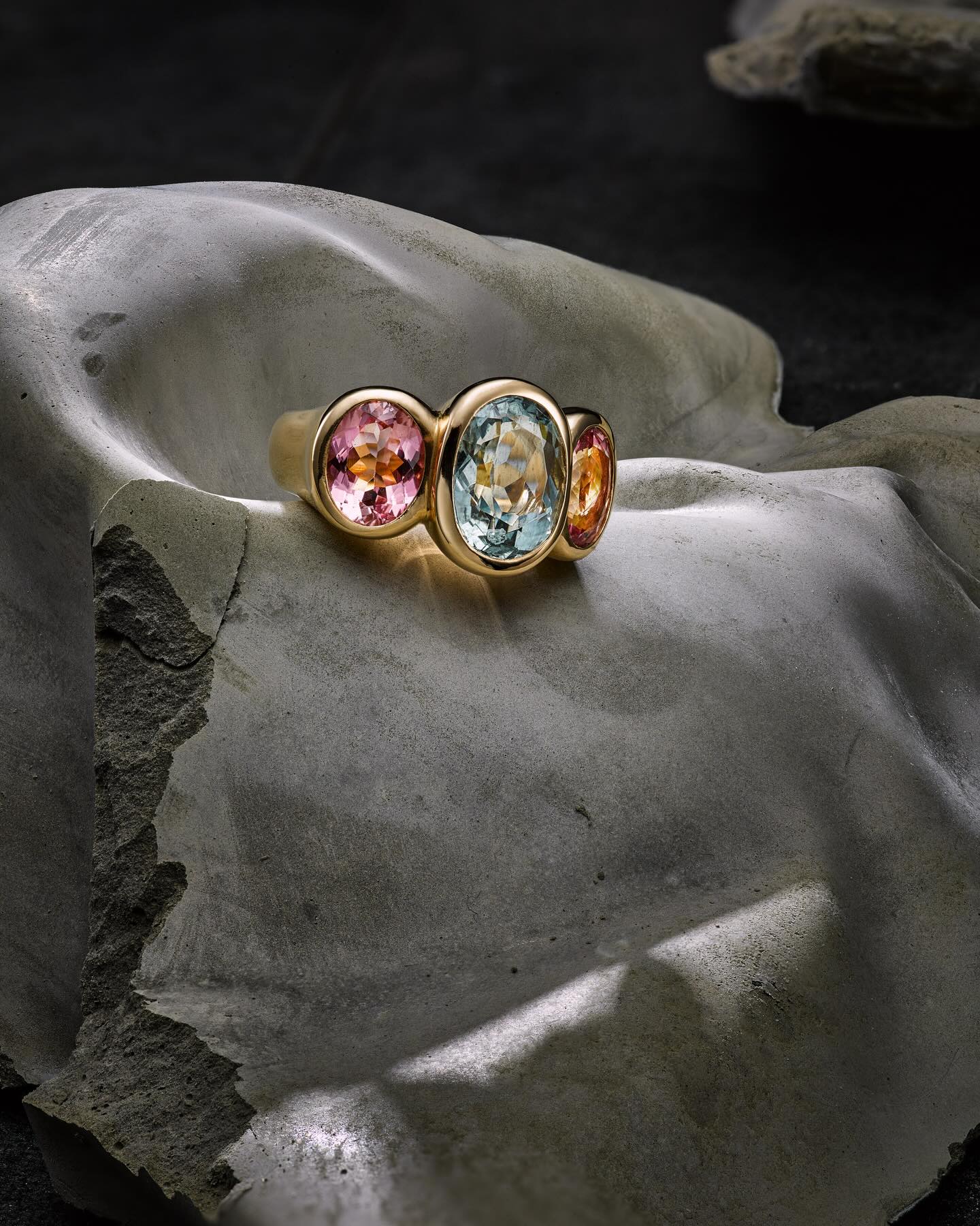 Ein changierendes Spiel mit Licht und Schatten – Aquamarin und Morganite in warmem Roségold.
Ring Triple // Aquamarin, facettiert, oval; 2 Morganite, facettiert, oval // Roségold 750, 22 Gramm
www.uhl.ch #uhl #schmuck #rosegold #aquamarine #morganite