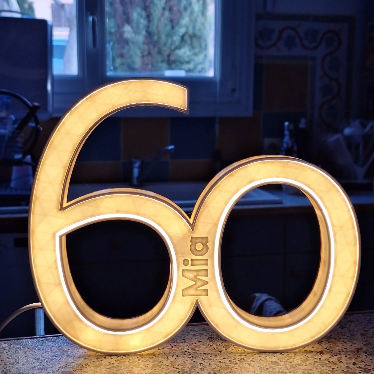 ✨ Lampe personnalisée 60 – Un souvenir unique ✨
Offrez (ou offrez-vous) une lampe personnalisée pour marquer un passage important 💛
Parfaite pour célébrer un anniversaire, cette lampe “60” avec prénom est entièrement réalisée en impression 3D.
💡 Personnalisation avec le prénom de votre choix
🔌 Fonctionne avec prise USB (facile à brancher partout)
🎁 Idée cadeau originale et pleine d’émotion
🏡 Idéale en déco pour une fête ou en souvenir à garder
Chaque pièce est fabriquée avec soin pour un rendu unique ✨
📩 N’hésitez pas à me contacter en message privé pour personnaliser la vôtre !
#lampepersonnalisée #60ans