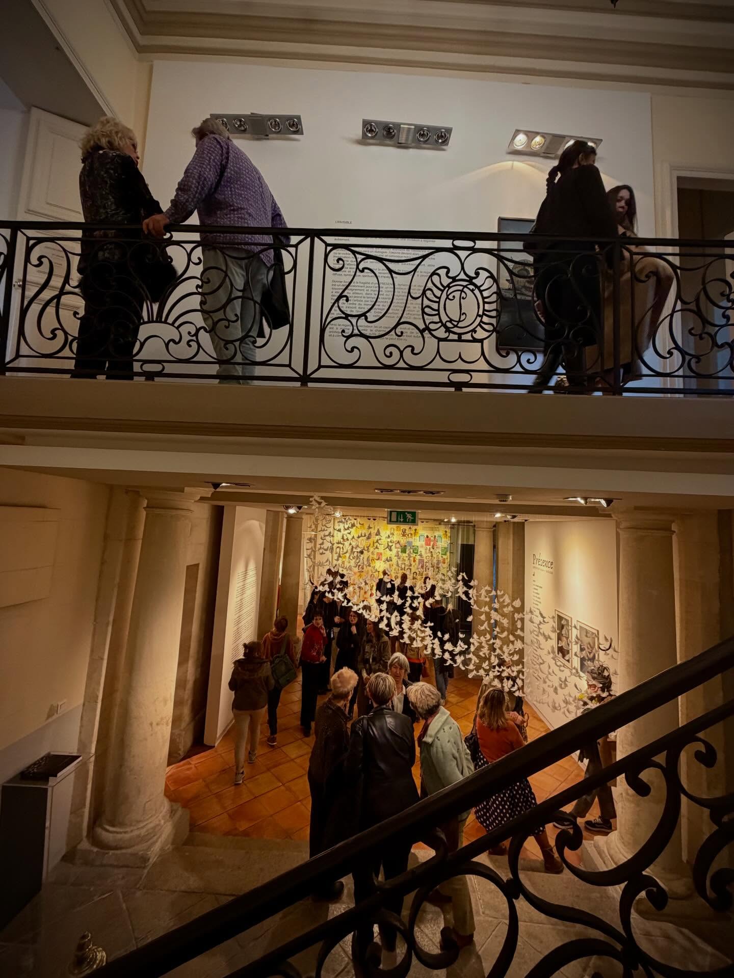 Retour sur le vernissage,
Un immense merci à toutes celles et ceux qui sont venus partager avec nous le vernissage le vendredi 3 avril.
Nous sommes très heureux d’avoir vécu ces premiers moments d’exposition à vos côtés, dans une ambiance chaleureuse et pleine d’échanges. Votre Présence, votre curiosité et votre enthousiasme ont rendu cette soirée particulièrement précieuse.
Vous étiez 522 à être présents, et cela nous touche sincèrement.
#exposition #suddelafrance #campredon #présence #islesurlasorguetourisme