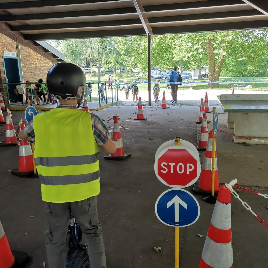 Mardi 24 aout, nous étions présent pour la "La caravane de l'été" au parc départemental de la Plaine des Bordes à Chennevières-sur-Marne avec le département, les comités et clubs sportifs val-de-marnais.
Une belle journée sous le soleil avec des enfants en pleine forme et de bonne humeur. Conseils sécurité routière et manipulation de la trottinette éléctrique étaient au programme de cette journée.
Merci au Département du Val-de-Marne et Jeunes du Val-de-Marne pour cette belle journée.
#securiteroutiere #ecole #college #kids #securaction #trottinetteélectrique #permisdeconduire #safety #association #signalisation #codedelaroute #animation #prevention #sensibilisation #jeunesse #projet #vigilance #citoyen #conduite #theorie #apprendre #pratique #test #idf #chennevièressurmarne #94 #paris #iledefrance #mobilité #trottinette
