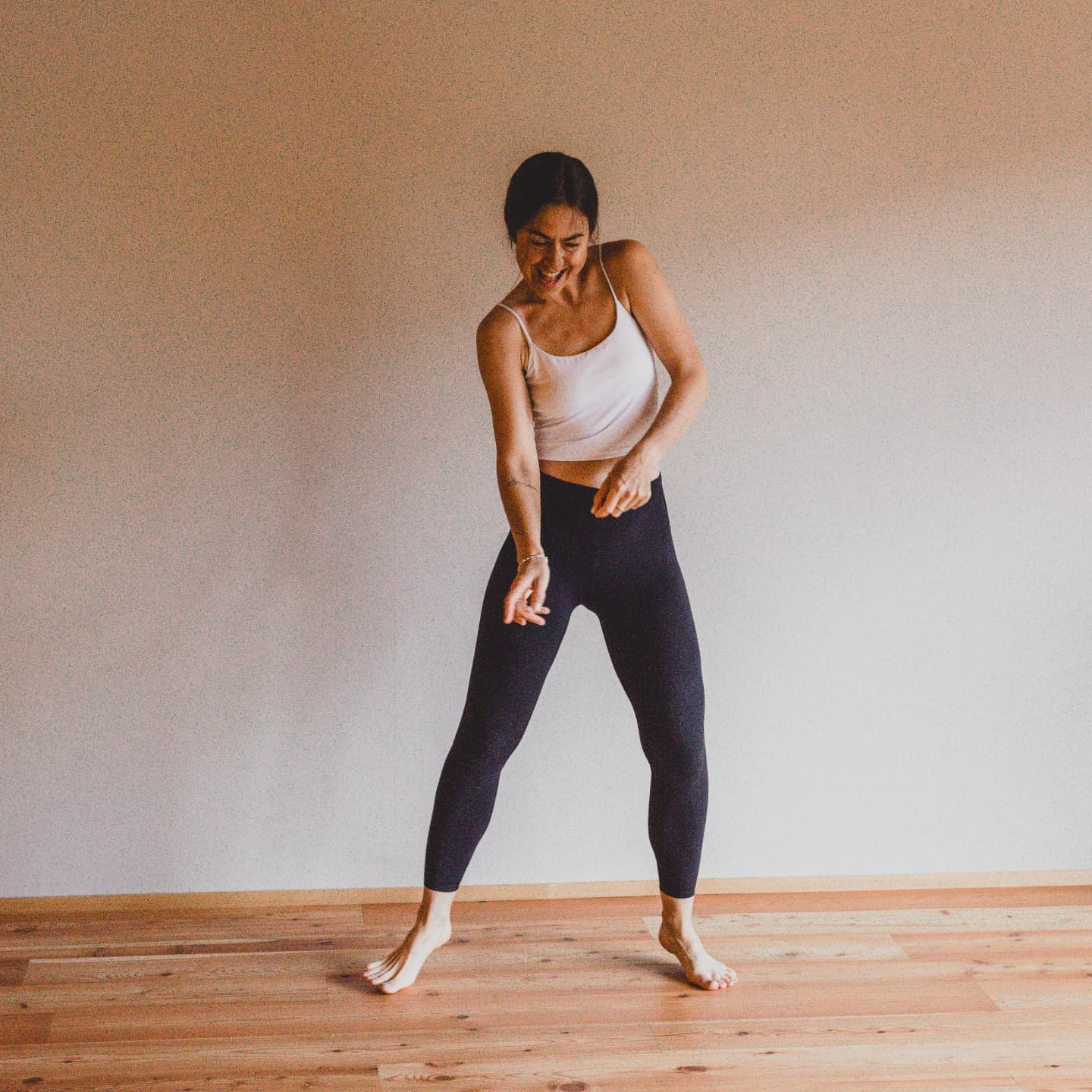 Weltyogatag
So wie Valentinstag und Muttertag ist auch Yoga nichts was ich an einem Tag zelebriere und hochlebe. Und trotzdem ist der Tag ein Reminder an etwas so Wertvolles für mich.
Eine Liebe, die mich durch Höhen und Tiefen begleitet. Die mich (zurück) zu mir gebracht hat und immer wieder bringt. Die mich an die unterschiedlichsten Orte der Welt lockt. Durch die ich mich in eine Richtung entwickelt habe, die ich niemals auf dem Schirm hatte. Die mir privat und beruflich so viel ermöglicht. Nichts davon war geplant und wahrscheinlich steckt genau darin der Zauber. Die Leichtigkeit.
Wann das alles los ging? Vermutlich igendwann, irgendwo vor 10 Jahren.
Danach kam 2021 mein 230h YTT und danach die 300h Advanced Ausbildung in Indien. Zwischendrin durfte ich auf Bali, Korfu, Österreich lernen und lehren. Jetzt lebe und liebe ich meine eigenen Konzepte, Events, Stunden, Retreats & kann es ganz oft selbst nicht glauben.
Ich bin dir so dankbar.
Meine eigene Zeit auf der Matte ist momentan so gering, wie wahrscheinlich noch nie. Und irgendwie ists okay, weil Yoga so viel mehr als nur die Zeit auf dieser Matte ist.
♡
Forever.
.
.
.
#weltyogatag #Yogalehrerin #yogaregensburg #yogamünchen #yogaretreat #Dankbarkeit