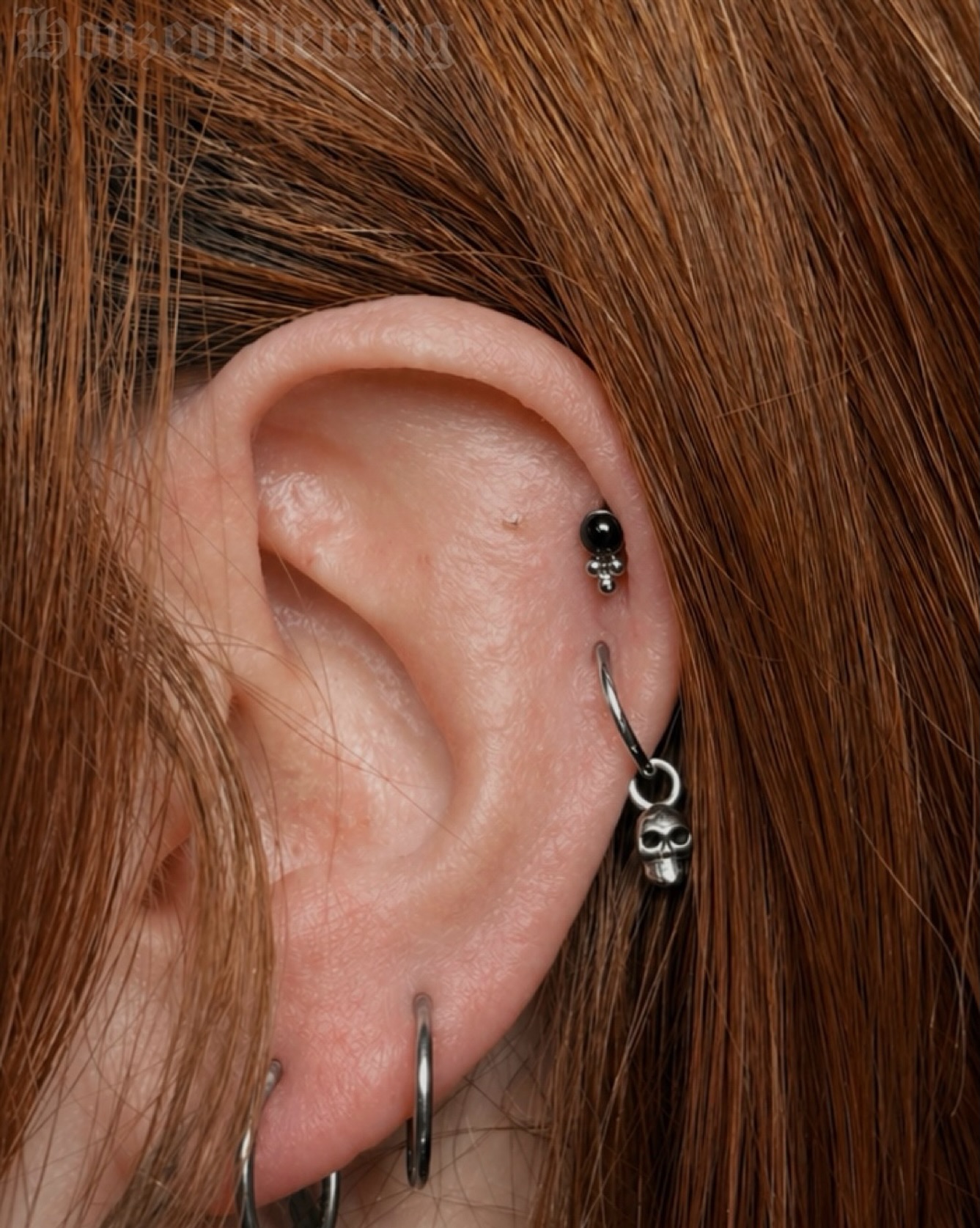 This piece barely got settled into the cabinet! Fresh helix with Onyx cabochon ADA from @inariorganics 🖤
prepped with @purklenz
pierced with @probodyart
jewellery from @inariorganics @inariorganics_uk
cooled with @neilmedpiercingaftercare
supplies from @probodyart @aces_supply and @holymountainsupplies
🖤 @venusinfurs.ie 14 Exchequer St, Dublin 2
⛓️ Tuesday to Saturday, booking link in bio
#piercing #piercer #earpiercing #helixpiercing #safepiercing