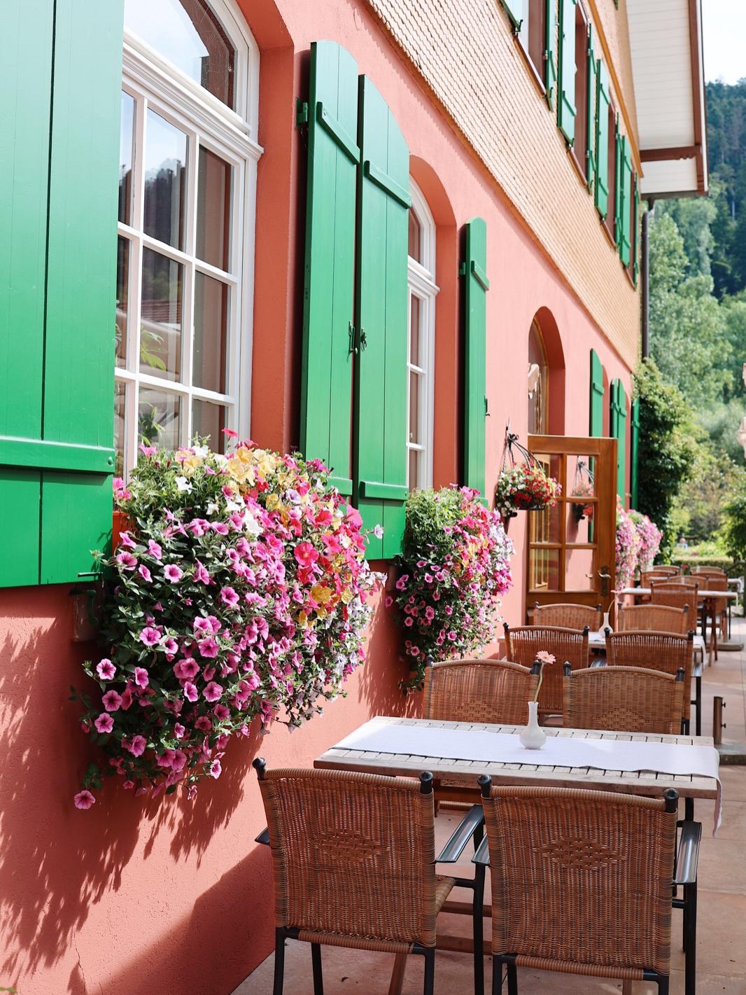 Wir freuen uns, Sie auf unserer idyllischen Terrasse ab sofort begrüßen zu dürfen. ☀️🌷🦋
Genießen Sie, mitten in der Natur und lassen Sie sich von unseren köstlichen Gerichten verwöhnen.
Wir freuen uns auf Ihren Besuch! #terrasse #schwarzwald #restaurant #hotel #fisch