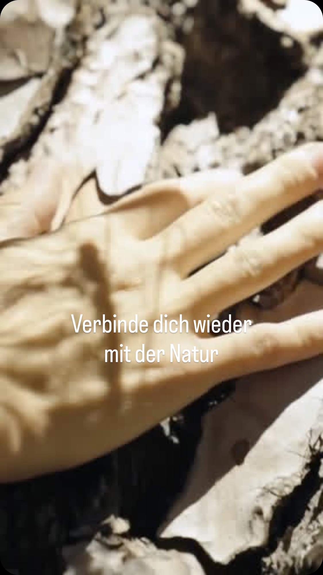 Verbinde Dich wieder mit der Natur
Manchmal spürst du sie ganz plötzlich – diese tiefe, kaum erklärbare Sehnsucht - nach Verbindung. Es ist ein Gefühl, das dich langsamer werden lässt, das dich innehalten lässt, weil dein Herz sich nach etwas Echtem sehnt, nach etwas, das dich wieder spüren lässt, wer du wirklich bist.
Wenn du hinaus in die Natur gehst und dir erlaubst, wirklich hinzusehen, geschieht etwas in dir: Das Licht, das durch die Bäume fällt, der Wind, der sanft über deine Haut streicht, das leise Rascheln der Blätter – all das berührt eine Ebene in dir, die im Trubel des Lebens oft überdeckt wird.
Du merkst plötzlich, dass du nicht kämpfen musst, nichts beweisen musst, nichts erreichen musst, um richtig zu sein, sondern dass es genügt, einfach da zu sein.
Die Sehnsucht, die dich vielleicht schon lange begleitet, ist kein Zeichen von Unzufriedenheit oder Schwäche, sondern ein Ruf deines Inneren nach Verbundenheit und Tiefe. Sie möchte dich daran erinnern, dass du Teil dieser Erde bist, dass dieselbe Kraft, die Blumen wachsen und die Sonne jeden Morgen neu aufgehen lässt, auch durch dich fließt und dich trägt – selbst dann, wenn du es vergessen hast.
Wenn du barfuß über Gras gehst oder still an einem See sitzt und den Horizont betrachtest, beginnt sich etwas in dir zu entspannen, weil du spürst, dass du nicht getrennt bist, sondern eingebettet in etwas Größeres, das dich hält. Deine Gedanken werden leiser, dein Atem wird ruhiger, und in diesem stillen Moment entsteht ein Gefühl von Ankommen, das nicht laut oder spektakulär ist, sondern warm und vertraut.
Ankommen bedeutet nicht, ein Ziel zu erreichen oder alles im Leben perfekt zu ordnen, sondern dich selbst wieder zu fühlen – mit allem, was du bist. Es bedeutet, dich fallen zu lassen in den gegenwärtigen Moment, zu vertrauen, dass du getragen wirst, und zu erkennen, dass du nicht ständig unterwegs sein musst, um erfüllt zu sein.
Vielleicht ist die Natur deshalb so heilsam, weil sie dich nicht verändern will, sondern dich einfach erinnert. Sie erinnert dich an deine eigene Tiefe, an deine Sanftheit, an deine Kraft.
#Selbstliebe #selflove #auszeit #verbindung #natur