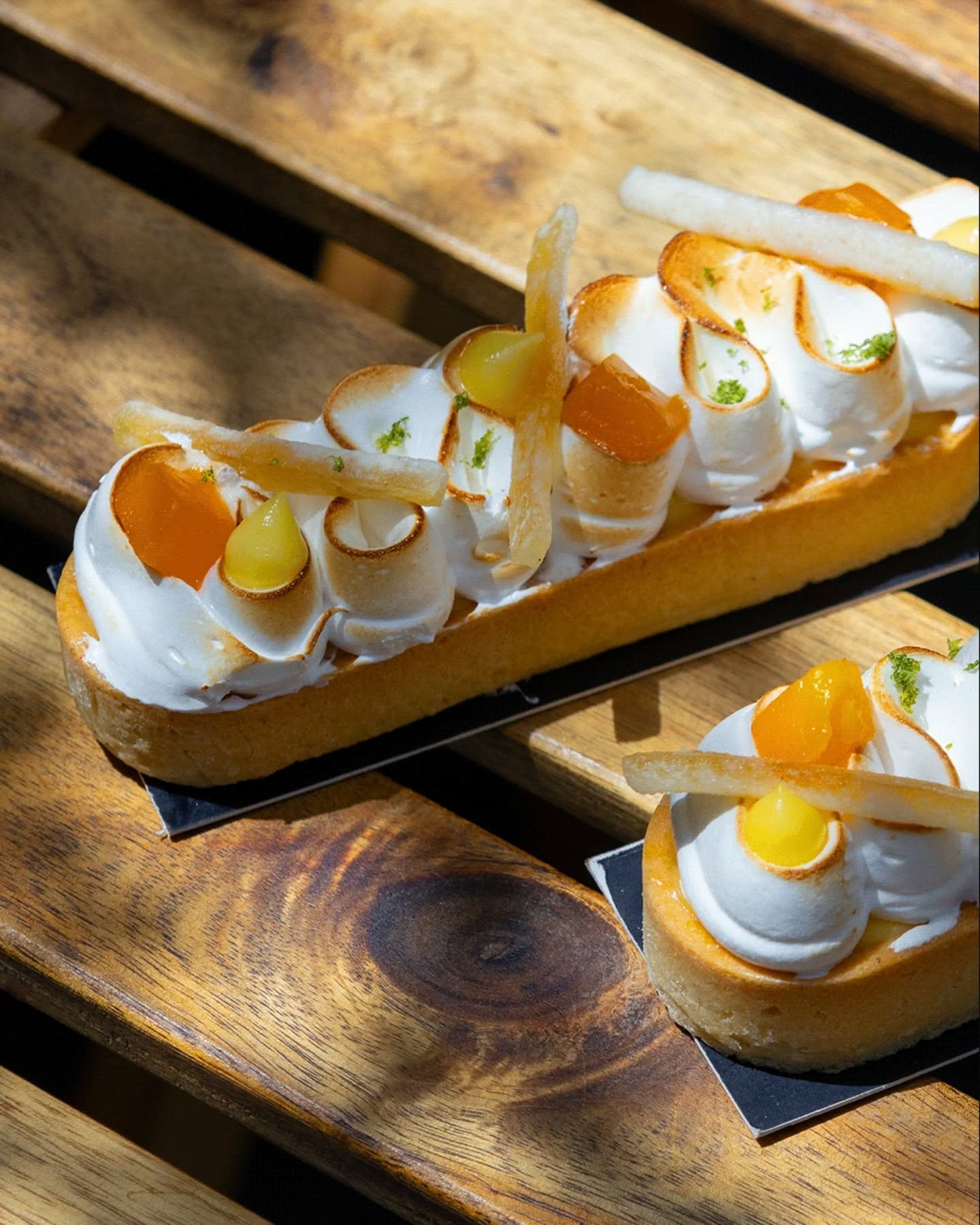 Abril trae a la vitrina la tarta y la tartaleta de cremoso de limón y mango.
Pasta sucrée, compota de mango con azúcar contenida, cubos de mango fresco, cremoso de limón con albahaca.
Ralladura de limón verde y tiras de cáscara confitada terminan la pieza. El ácido del limón, el dulzor contenido del mango,una textura que se sostiene sin exceso.
Disponible durante abril. 🍋🟩🥭💛