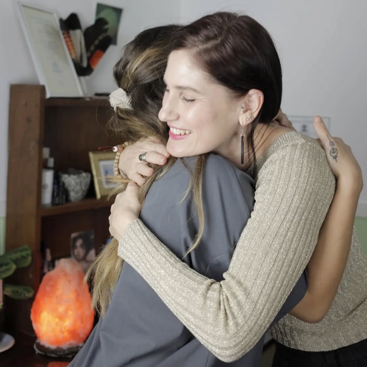 How Kinesiology supports anxiety, sleep and ADHD 🧠
I often get asked if kinesiology can help with anxiety, sleep challenges or ADHD especially from women I work with, including those diagnosed later in life.
The answer is this:
Kinesiology doesn’t replace medical care.
But it can beautifully support your nervous system and brain function alongside it.
Your brain functions best when four key foundations are supported:
🧠 Low stress load
🌿 Good nutrition
💨 Oxygen
💛 A supportive emotional environment
When stress stays high for too long, the brain produces more cortisol and adrenaline. Over time this can impact:
• Focus
• Emotional regulation
• Sleep cycles
• Neurotransmitter balance
• Memory
• Nervous system regulation
Some of the brain areas involved include:
🧠 Prefrontal cortex - focus, planning, emotional regulation
🧠 Hippocampus - memory and learning
🧠 Brainstem - survival responses and regulation
🧠 Pineal gland - sleep cycles and melatonin
🧠 Corpus callosum - communication between brain hemispheres
Kinesiology may support by helping:
🌿 Reduce nervous system stress
🌿 Support emotional regulation
🌿 Calm overthinking
🌿 Improve sleep patterns
🌿 Strengthen mind-body communication
🌿 Support brain integration
🌿 Help the body shift into repair mode
For sleep we often work with:
• Stress hormones
• Nervous system regulation
• Emotional processing
• Overthinking patterns
• Circadian rhythm support
For anxiety:
• Fight/flight patterns
• Emotional stress release
• Nervous system calming
• Subconscious stress patterns
For ADHD support:
• Stress reduction
• Nervous system balance
• Supporting focus pathways
• Brain integration
• Emotional regulation
A question I often ask clients:
Would your brain function better if it was less stressed?
The answer is always yes.
Because sometimes healing isn’t about adding more…
It’s about gently reducing what is overwhelming your system.
Kinesiology helps create a more supportive inner environment so your brain and body can function more optimally.