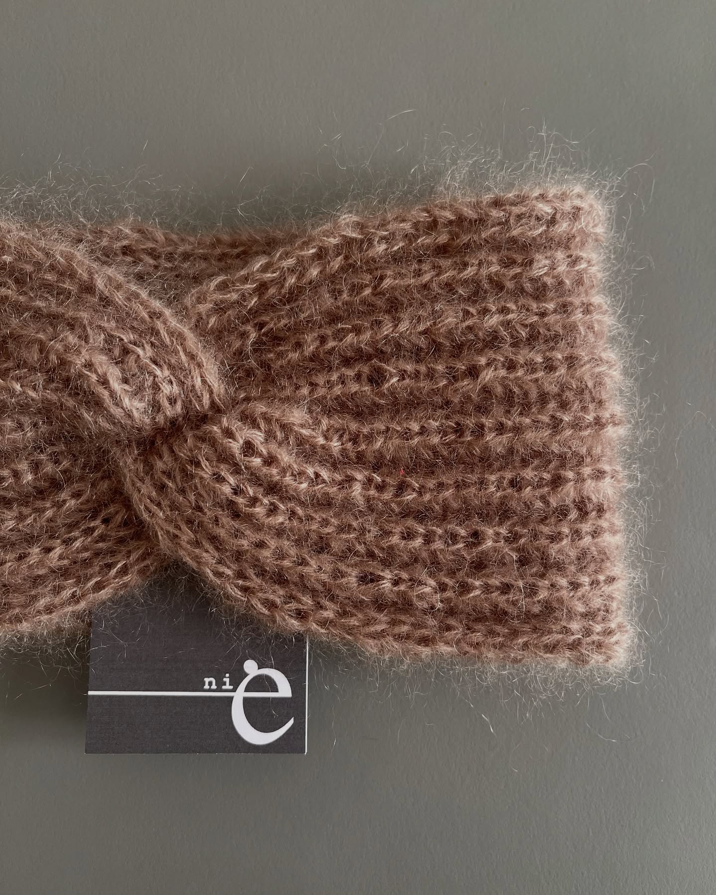 Stirnband MOANA
70% Mohair | 30% Silk
onesize
handknitted & designed in switzerland
Erhältlich in diversen Farben @lumilauta_shop
#slowfashion #knitwear #handknittedinolten #nie_knitwear #stirnband #moana #handmade #buylocal #madeinswitzerland #olten #bern #zürich