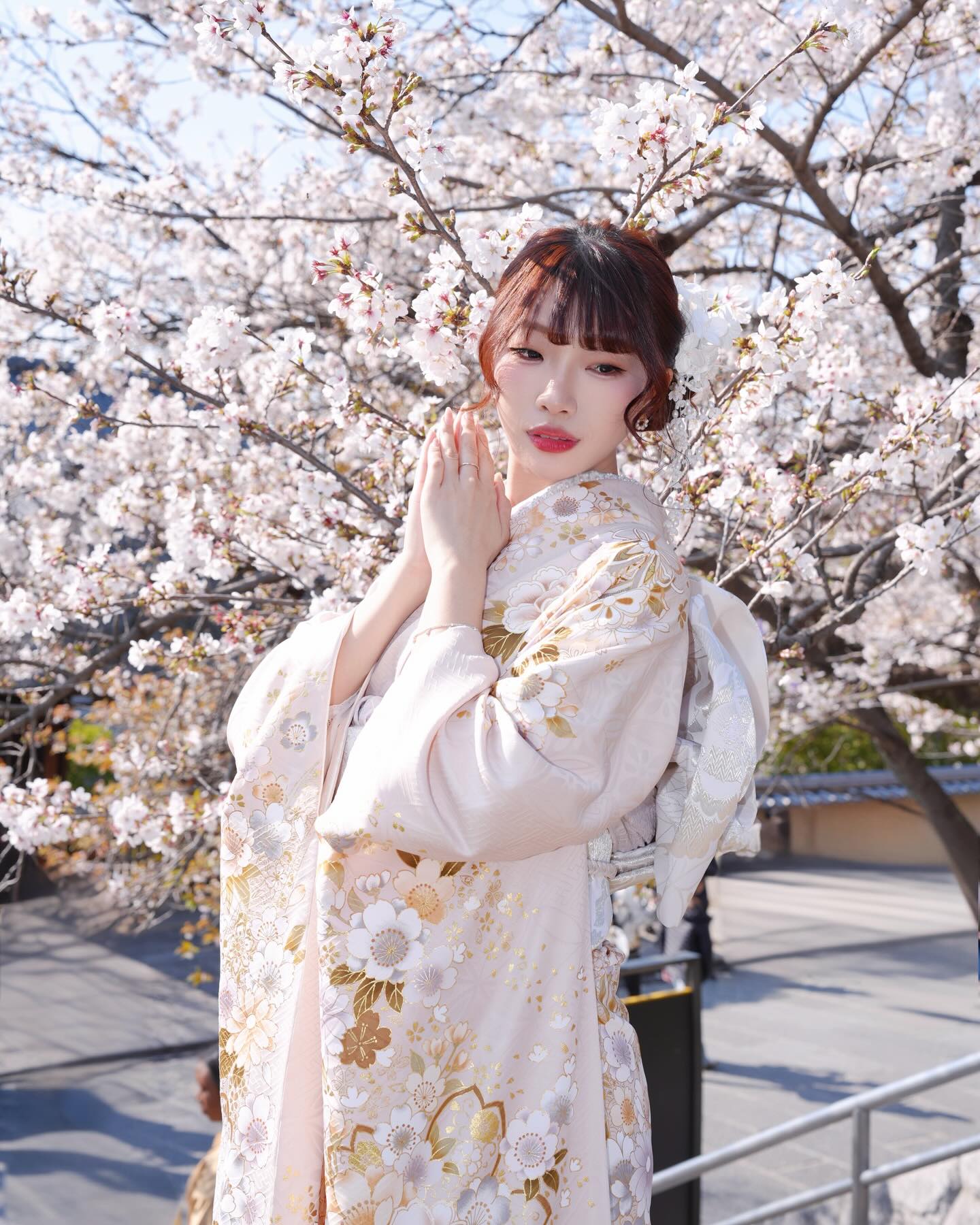 京都着物レンタル奈々屋
気になる投稿を保存してね💕📝
🌸やわらかい桜に包まれて、主役級の一着✨
👘繊細な金彩がきらっと輝く、大人かわいい振袖コーデ🤍
📸写真映えも抜群で、どこで撮っても“特別感”しっかり出せるのがポイント💫
春のおでかけや前撮りにもぴったりすぎる一着です💕
⛩️奈々屋では振袖の種類も豊富にご用意しているので、
自分だけの“とっておき”がきっと見つかるはず🫶🏻
GW人気シーズンはご予約埋まりやすいのでお早めに…!
ぜひこの機会にチェックしてみてください🌷✨
❀ヘアセット、髪飾り、おしゃれバッグコミコミ
🉐手ぶらで来店可能
♡♡♡↓↓♡♡♡
「奈々屋では
✨どのプランでもプラス料金なしで全ての着物や浴衣からお選び頂けます(振袖、訪問着除く)
🉐土日祝日料金UP無し
・着物/浴衣常に400着以上預かっております
・ヘアセット、ヘア飾りコミコミ
・全プラン足袋、草履、巾着含まれる
・手ぶらでOK
・駅、人気観光スポットまで近い
•トレンド小物飾りもたくさんご用意しております♪
┈┈┈┈┈┈┈┈┈┈┈┈┈┈┈┈┈┈┈┈┈┈┈┈┈
🕘ご予約について
・予約はHPから24時間可能
・前日までキャンセル無料
🕘営業時間
9:00〜18:00(最終返却 17:30)
┈┈┈┈┈┈┈┈┈┈┈┈┈┈┈┈┈┈┈┈┈┈┈┈┈┈
🚃店舗アクセス
・清水本店
京都府京都市東山区金園町398
市バス:「清水道」駅
京阪:祇園四条駅
・祗園店
京都府京都市東山区宮川筋1丁目234
市バス:「四条京阪」駅
京阪:祇園四条駅
👟🍃
#京都着物レンタル#振袖#奈々屋着物レンタル #振袖前撮り #京都着物