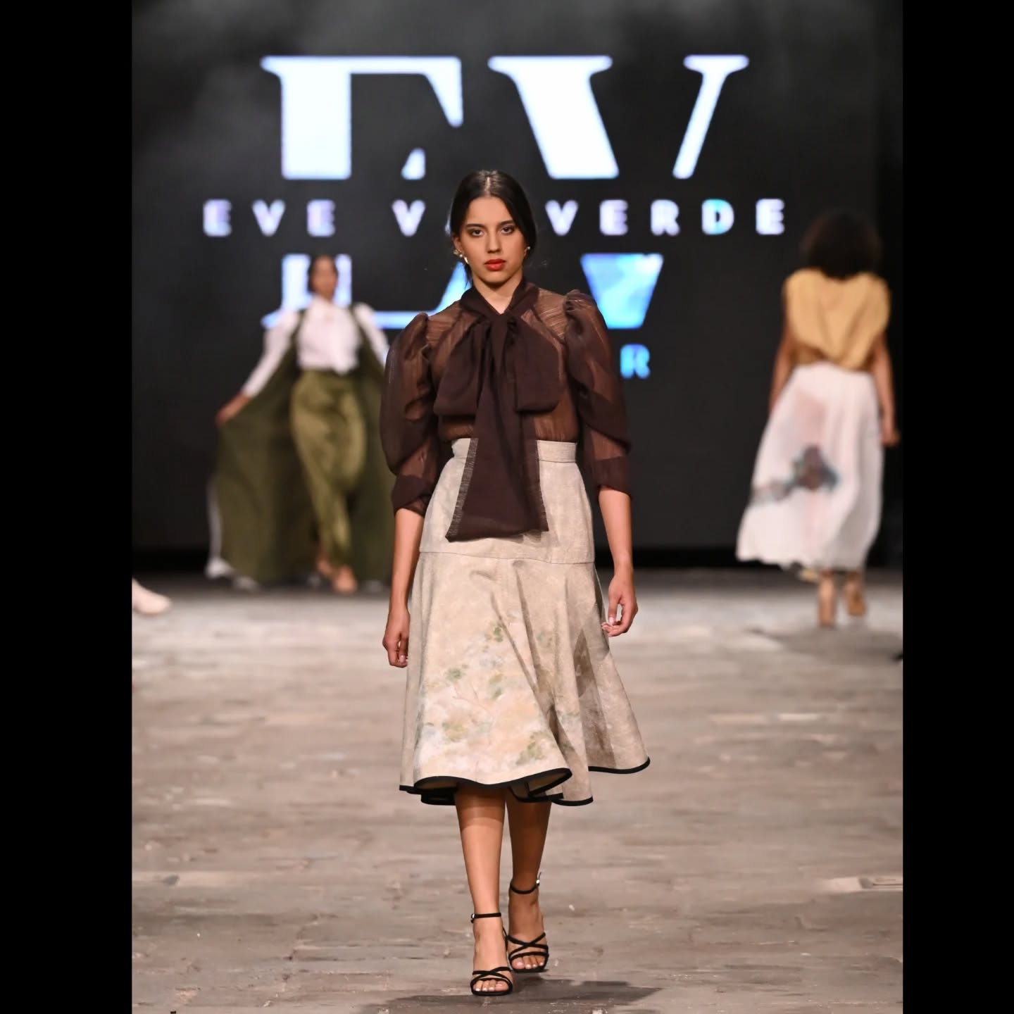 Blusa en organza con manga globo. Falda pintada a mano.
Estrato es así por dentro y por fuera.
CRFW. 2026
#Estrato #EveValverdeAtelier #LujoSostenible #CRFW #HandPainted