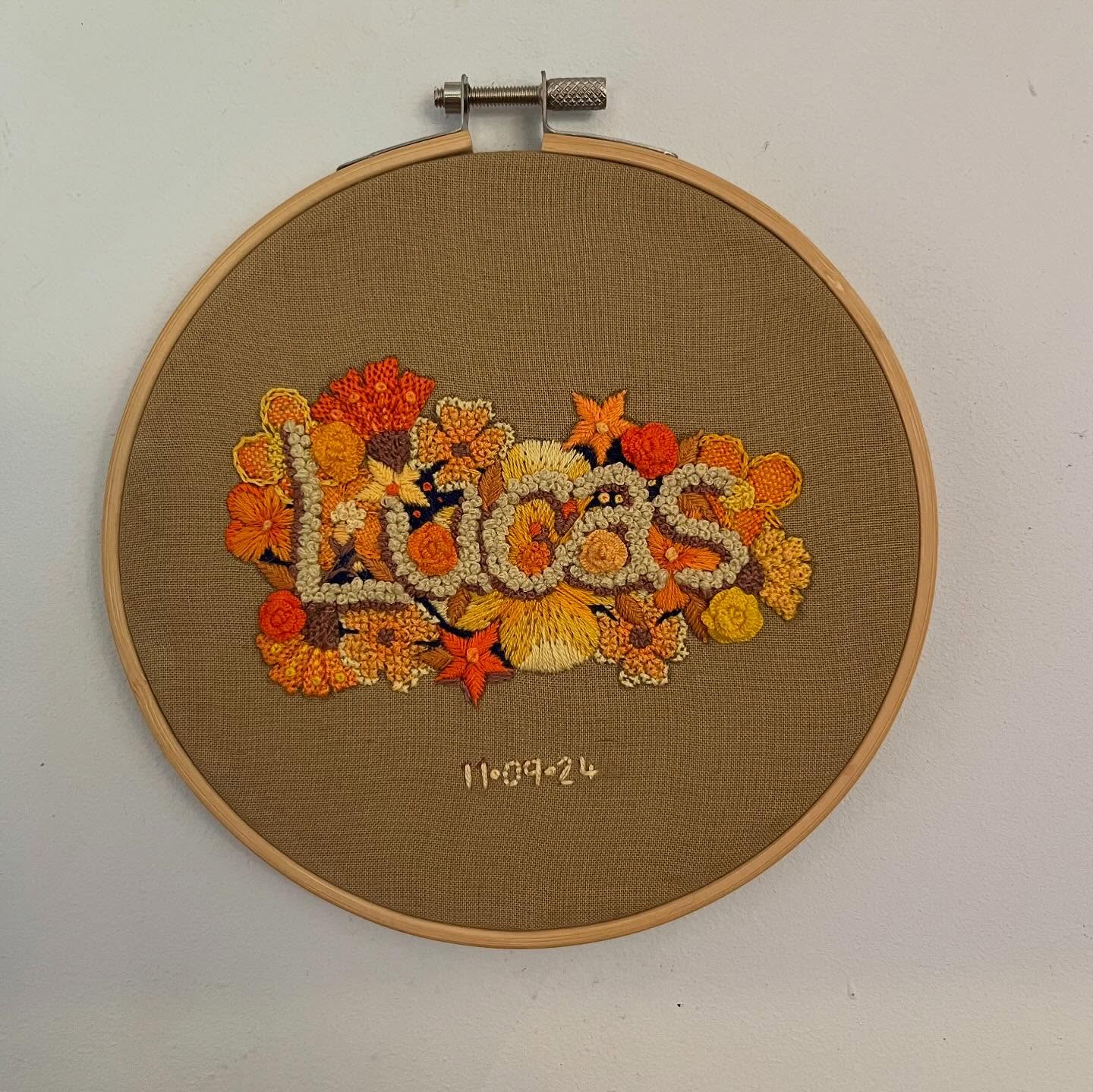 🏵️A year and a half ago my friend had a baby🏵️
I enjoyed making this present so much that it’s led to a slippery slope of always wanting to embroider more but never having the time😅
#babynameembroidery #embroideredname #floralembroidery #handembroidery #lucas
