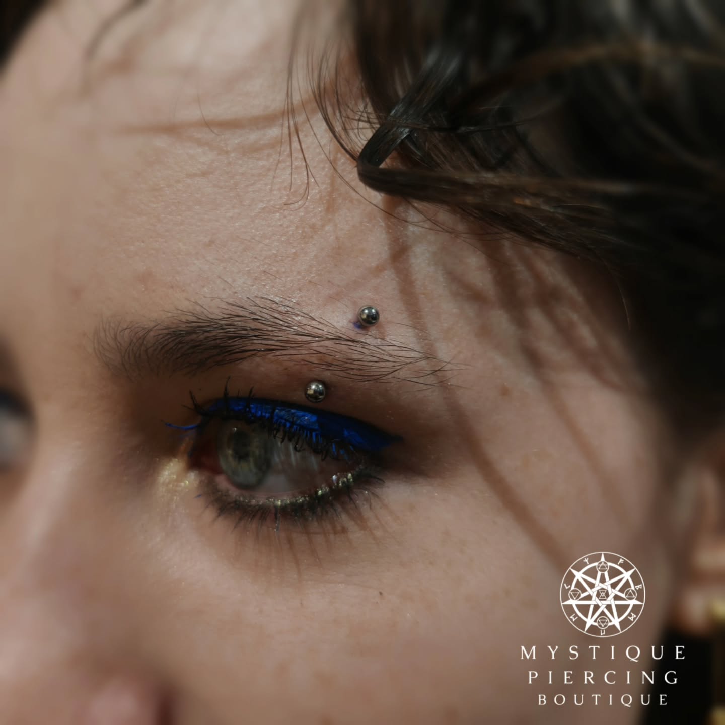 Not a week goes by, unless we do an eyebrow, this time slightly diagonal for an alternative aesthetics 🔥🔥🔥
Piercer: @symbiotic_piercing @paid2stab
Using: @probodyart @purklenz
Aftercare: @neilmedpiercingaftercare