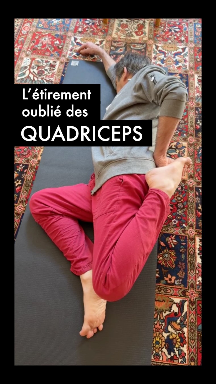 L’étirement des quadriceps :
le grand oublié des routines ? 🧐🦵
Dans la pratique de Yoga et du travail du corps, on accorde souvent beaucoup de temps à la souplesse de l’arrière des jambes... mais on oublie trop souvent l’avant !
Pourtant, les quadriceps étirés et tonifiés sont une des clés d’un bassin libéré et d’un dos protégé. 🏛️🛡️
Dans cette vidéo extraire d’un bilan postural Yoga en individuel, Serge montre un exercice efficient et sûr pour les genoux . ✅✨
Pourquoi cette version au sol est-elle intéressante ?
Sécurité du genou :
Allongé sur le côté on peut diriger le genou loin du bassin en toute conscience, sans torsion. ⚖️🌬️
Un levier intelligent :
La main saisit le pied « en dedans », et c’est le coude qui guide l’axe vers le haut (comme dans Virasasana).
On n’étire pas seulement la cuisse, on ouvre toute la structure latérale. 🏹🏛️
Le confort pour la durée :
Un exercice ne change la physiologie des tissus que s’il est maintenu.
En ajoutant un coussin sous la tête et une cale sous l’épaule, vous pouvez rester plusieurs minutes dans la posture.
C’est là que l’exercice agit vraiment. 🧱💎
La Yogathérapie posturale, c’est savoir choisir les exercices qui respectent votre architecture corporelle pour des résultats durables. 🔬🛡️
Avez-vous l’habitude d’étirer vos quadriceps en profondeur ? Ou est-ce une zone que vous délaissez un peu ? Dites-le nous en commentaire ! 👇💬
#Yogatherapie #quadriceps #jambes #AnatomieYoga #cathetsergeyoga