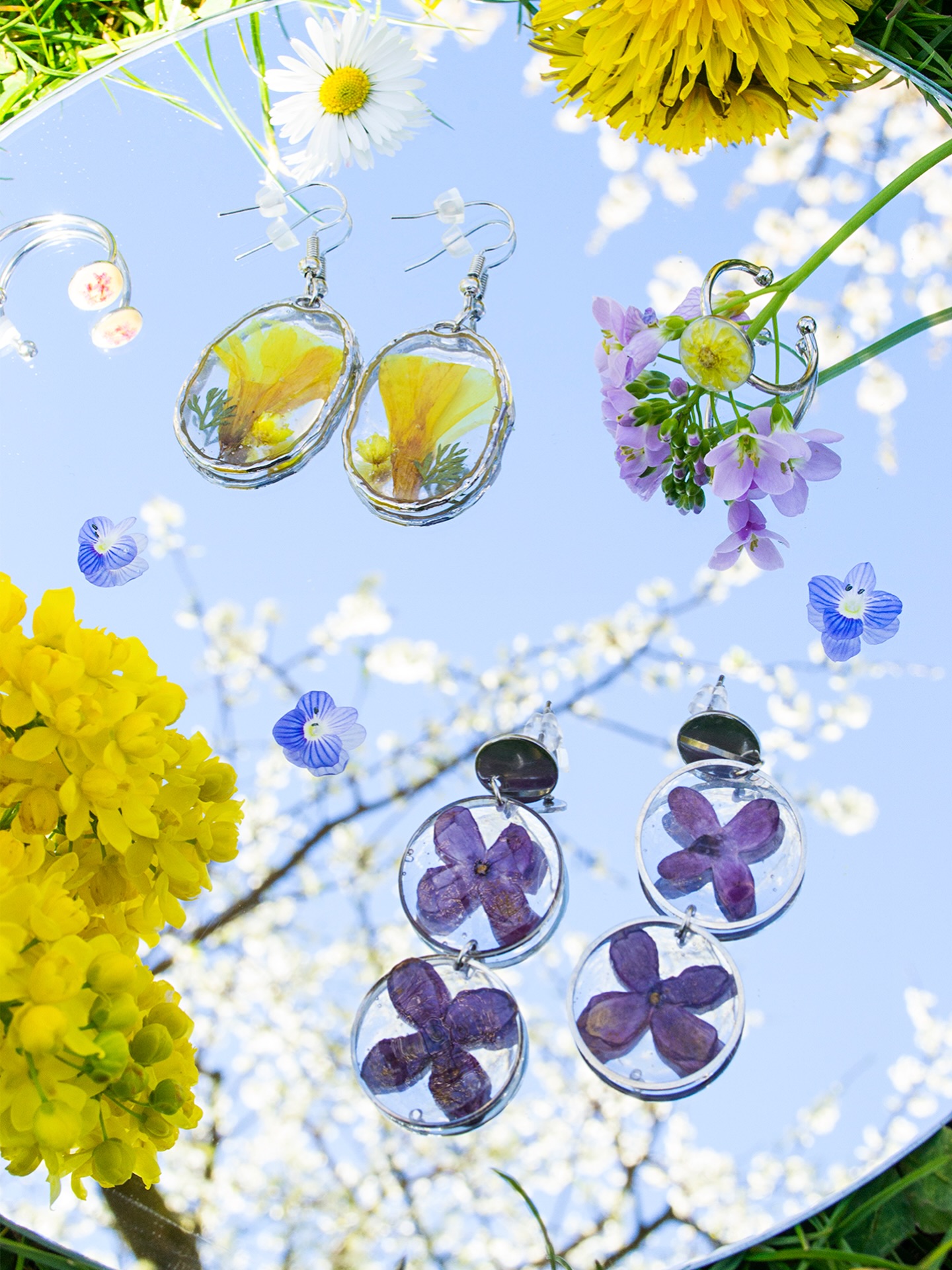 Du soleil, des fleurs & une touche de poésie 🌸☀️
Les accessoires incontournables du printemps ? Les créations de @florefimera 💐
Des bijoux délicats, réalisés à partir de véritables fleurs séchées, pour un look frais, naturel et unique
Boucles d’oreilles, bagues et colliers t’attendent en boutique 💛