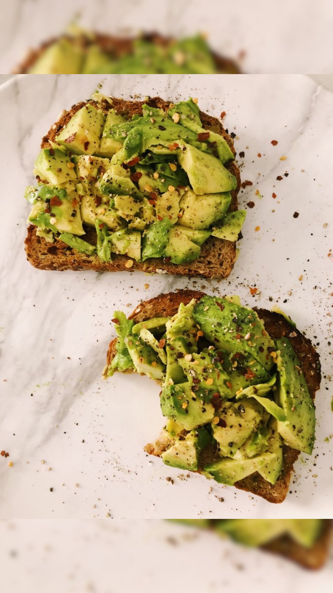 Tu sautes ton petit-déjeuner ou tu carbures au café noir dès 7h du mat’ ? 🤔
Laisse-moi te dire pourquoi ton corps de femme mérite mieux. ☕️💔
La majorité des recherches sur le jeûne intermittent ont été menées sur... des hommes !
Les hommes ont un cycle hormonal de 24h. Nous, les femmes, avons un cycle d’environ 28 jours. Notre corps est biologiquement plus sensible au stress et à la restriction calorique.
🌿 En Ayurvéda, on dit que le premier repas donne le ton à notre bien-être physique et mental pour toute la journée. En Médecine Chinoise, le petit-déjeuner est le moment idéal pour soutenir tes hormones et garantir une énergie stable.
Si tu souffres de SOPK, d’endométriose, de SPM ou d’inflammation chronique (stress, maladies auto-immunes, problèmes de peau,…), stabiliser ta glycémie dès le réveil est essentiel.
Un petit-déjeuner riche en protéines et en bons gras :
✅ Réduit les pics d’insuline
✅ Calme le système nerveux
✅ Diminue l’inflammation
✅ Évite les fringales sucrées de l’après-midi
À l’inverse, sauter ce repas ou boire un café sur un estomac vide envoie un signal de stress à ton corps : le cortisol grimpe, l’anxiété s’installe et les déséquilibres hormonaux s’aggravent.
🍳 Tes hormones sont fabriquées à partir de GRAS et de PROTÉINES. Si tu ne leur donnes pas la matière première, elles ne peuvent pas s’équilibrer.
Concrètement ? Mise sur le chaud, le salé et les protéines : œufs, avocat, pudding de chia, porridge… Ton corps te remerciera 🌙
__________
#naturopathemartinique #SOPK #endométriose #inflammationchronique #jeuneintermittent santéholistique petitdéjeuner