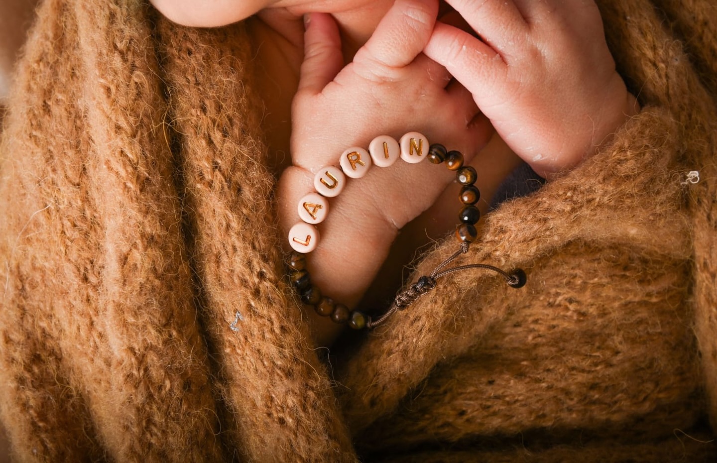 Suchst du ein persönliches Geschenk, das bleibt?
Ein Armband mit Namen –
für die kleinen, grossen Herzensmenschen.
Zum Erinnern, Festhalten und Immer-bei-sich-tragen.
Jedes Stück wird von mir von Hand gefertigt
und ist so individuell wie der Mensch, der es trägt.
✔ personalisierbar
✔ handgemacht
✔ mit hochwertigen Edelsteinen
Ein kleines Schmuckstück mit grosser Bedeutung.
Jetzt entdecken oder individuell anfragen.
#namensarmband #geschenkidee #kinderschmuck #personalisiert #edelsteinschmuck #vivescam #handgemacht #unikat #zürcheroberland #mitliebegemacht