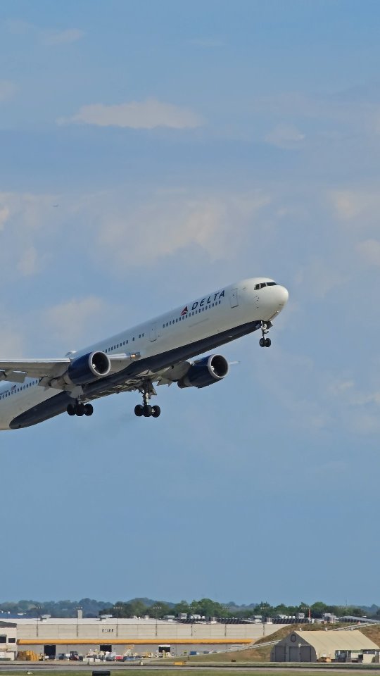 A super-sized 767 blasts off from Atlanta bound for London. Delta Air Lines is one of just two air carriers that operate the 767-400.
.
🏷 #deltaairlines #boeing767 #767400 #boeing767lovers #takeoff