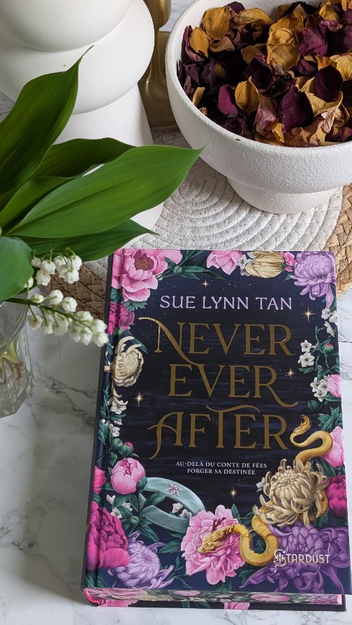Aujourd'hui j'ai reçu « Never Ever After » publié chez @hugostardust_
✨ Résumé ✨
La vie est dure dans les Montagnes de Fer. Surtout pour Yining : à la mort de son oncle adoré, la jeune fille est devenue une voleuse, sous la houlette féroce de sa tante par alliance. La découverte d’une bague enchantée lui fait entrevoir un avenir plus radieux. Lorsqu’elle lui est dérobée, Yining décide de s’aventurer dans les dédales du palais impérial, où elle suscite l’intérêt du prince, ambitieux et impitoyable. Celui-ci lui fait miroiter un monde qu’elle n’aurait jamais osé imaginer, mais un monde fait d’illusions et Yining se retrouve piégée dans un enchevêtrement de pouvoir, de trahison et de cupidité. Son seul allié : le rusé conseiller d’une cour rivale qui détient de dangereux secrets.
Pour se libérer, Yining devra élucider le mystère de son passé et lutter pour un avenir à la fois terrifiant et séduisant…
#unboxing #SortieLittéraire #nevereverafter #stardust #BookstagramMeute