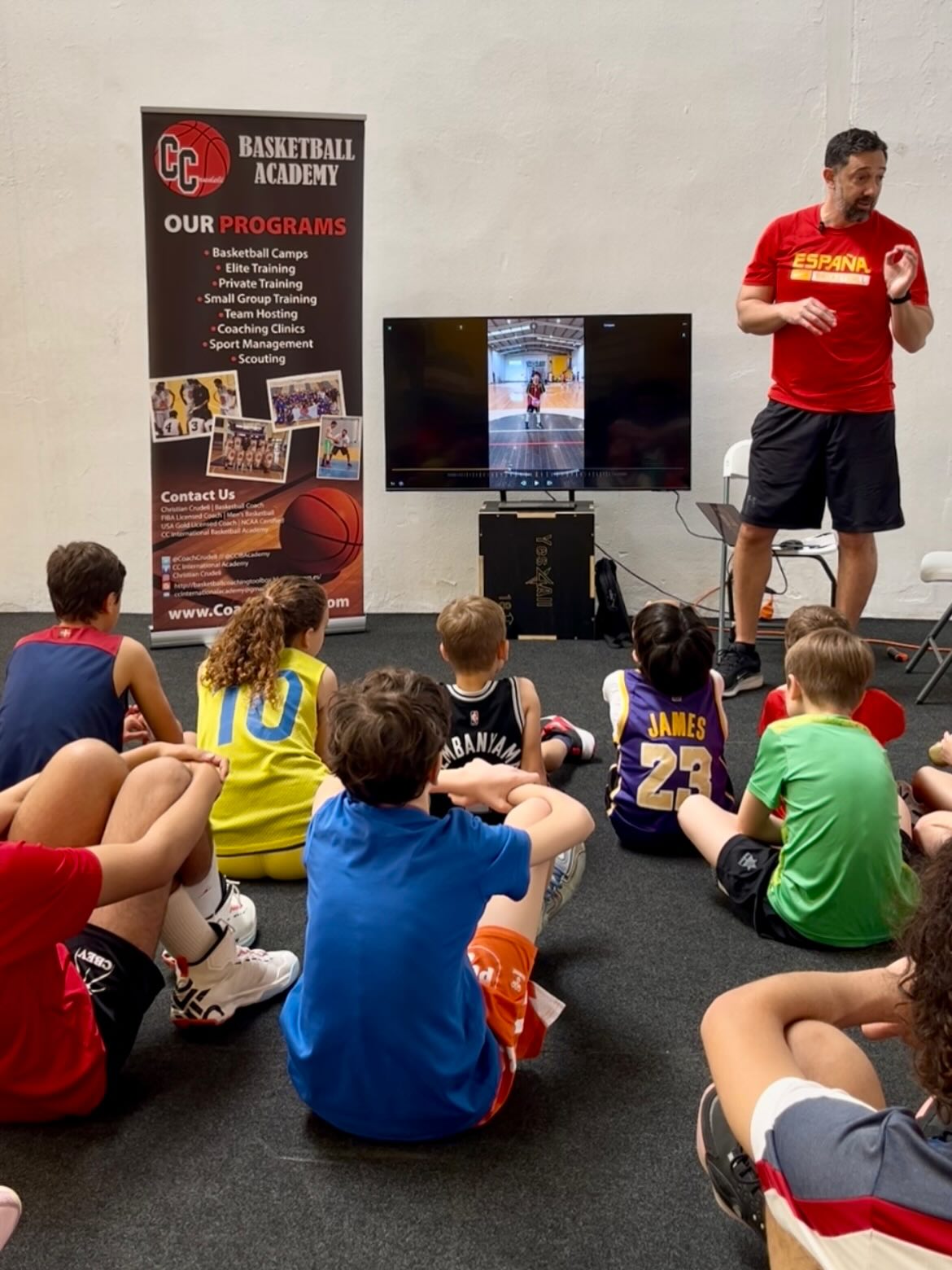 👉🏻 Hoy en el Campus hemos dado un paso más en nuestro crecimiento 💪🏽🏀
Esta mañana realizamos una sesión de análisis de vídeo con todos los jugadores, donde pudimos observar en detalle cada acción en pista. Revisamos técnica, posiciones y toma de decisiones, entendiendo mejor qué hacemos bien y en qué podemos seguir mejorando.
Porque no solo se trata de entrenar… también de aprender a ver el juego 👀📊
Gran experiencia de todos los jugadores, atentos, participativos y con muchas ganas de seguir creciendo.
#Baloncesto #Basketballcamp #basketball #basketballneverstops #basketballtraining