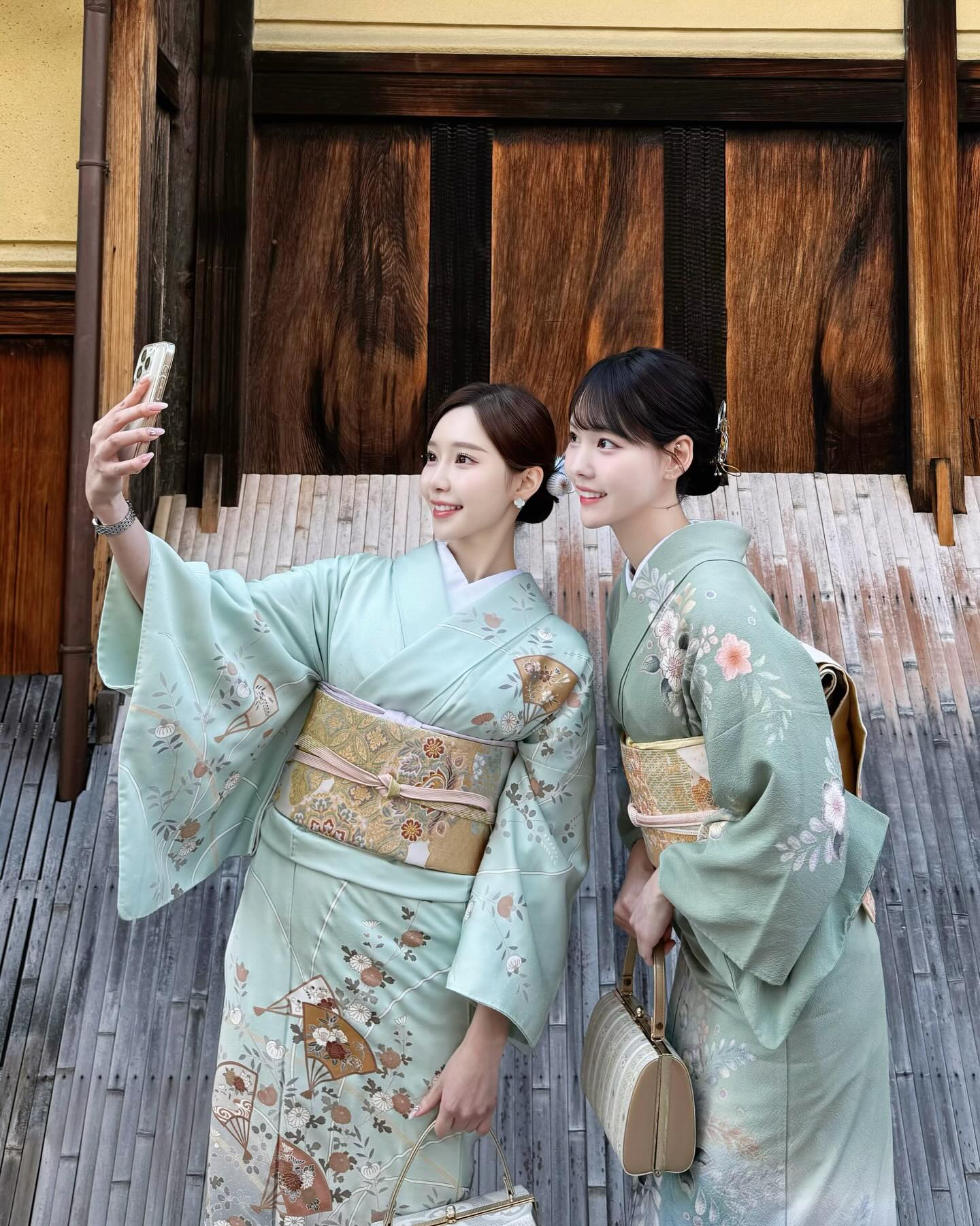 京都着物レンタル奈々屋
気になる投稿を保存してね💕📝
🌿📸 友達とおそろい感もかわいい訪問着コーデ💚
やわらかいグリーンに繊細な花柄で、大人っぽさと可愛さどっちもGET✨
京都🐾街歩きも写真映えもばっちりだから、特別な日にもぴったり🥹🤍
上品なのに今っぽい、このバランスがたまらない…❕
奈々屋では訪問着の種類豊富💐バッグ、ヘアセット&髪飾りもコミコミ🉐手ぶらで来店オッケー👌
GWは特にご予約が埋まりやすいので、早めの予約がオススメです🌸
お友達と一緒に、最高にかわいい思い出作ろう📷✨
ご予約お待ちしております💫
♡♡♡↓↓♡♡♡
「奈々屋では
✨どのプランでもプラス料金なしで全ての着物や浴衣からお選び頂けます(振袖、訪問着除く)
🉐土日祝日料金UP無し
・着物/浴衣常に400着以上預かっております
・ヘアセット、ヘア飾りコミコミ
・全プラン足袋、草履、巾着含まれる
・手ぶらでOK
・駅、人気観光スポットまで近い
•トレンド小物飾りもたくさんご用意しております♪
┈┈┈┈┈┈┈┈┈┈┈┈┈┈┈┈┈┈┈┈┈┈┈┈┈
🕘ご予約について
・予約はHPから24時間可能
・前日までキャンセル無料
🕘営業時間
9:00〜18:00(最終返却 17:30)
┈┈┈┈┈┈┈┈┈┈┈┈┈┈┈┈┈┈┈┈┈┈┈┈┈┈
🚃店舗アクセス
・清水本店
京都府京都市東山区金園町398
市バス:「清水道」駅
京阪:祇園四条駅
・祗園店
京都府京都市東山区宮川筋1丁目234
市バス:「四条京阪」駅
京阪:祇園四条駅
👟🍃
#京都着物レンタル#訪問着#訪問着コーデ #奈々屋着物レンタル #gw旅行