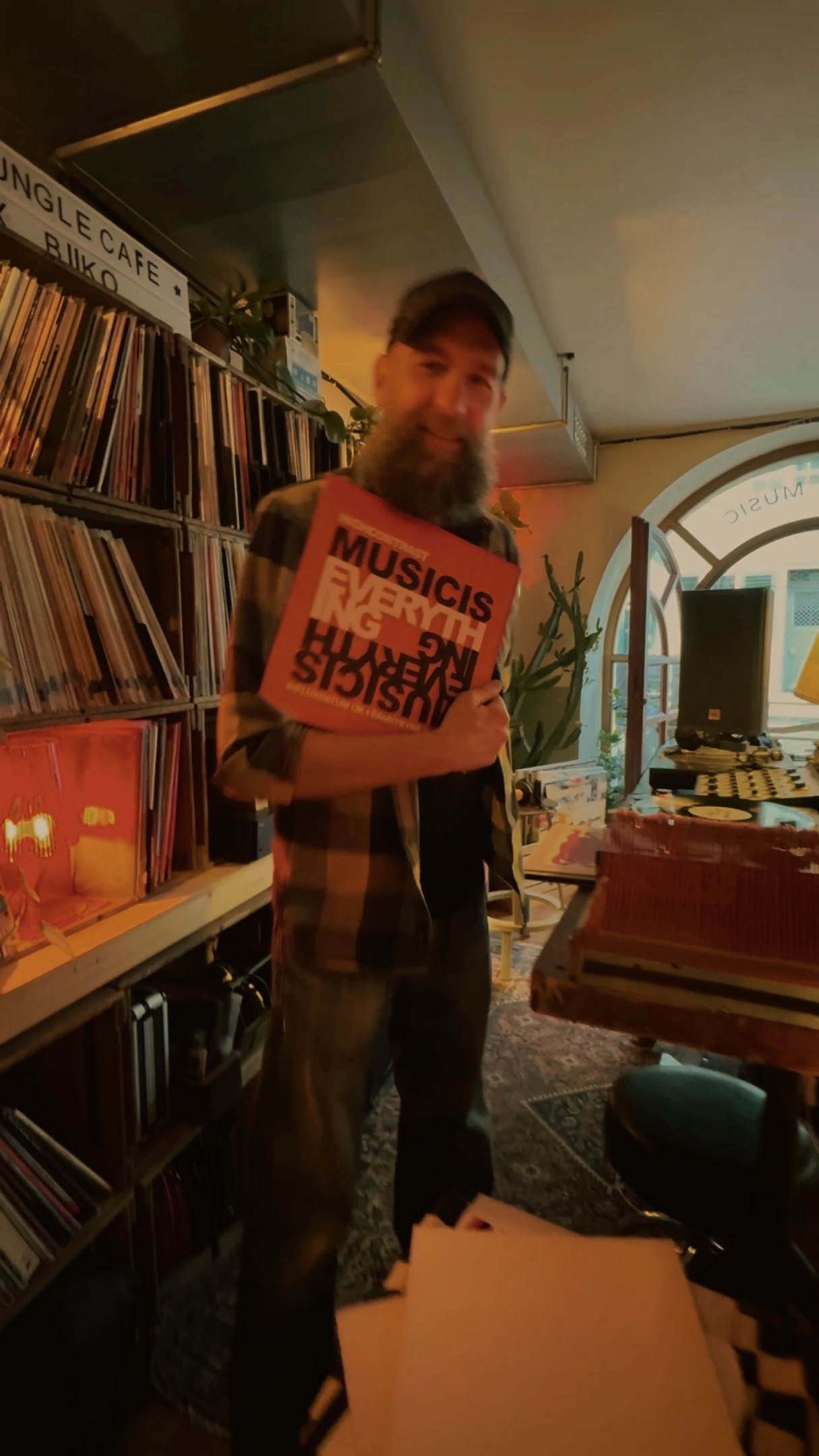 Jungle Café im ROXY / DJ BUKO
Samstag, 4. April 2026, 20:30
Gratis Eintritt!
Liquid Sound ist die Bezeichnung für melodische, feinere, nicht so harte DNB.
Nicht immer, doch vielmals mit Vocals.
(Hospital Rec. Acts/DJ)
Vordenker für den wunderbaren Sound. Mit wunderbaren Grooves, Melodien, Vocals und schönen Atmosphären ist Liquid Drum and Bass.
Am. 11. April 26
Von 20:30 bis 24:00 Uhr
Sound: Liquide DnB
Aus 2000 (Hospital Rec./Moving Shadow)
Melodische Vocals
Liquide DnB-Sound
Anfang der 2000er Jahre.
Jungle Cafe steht für DNB Reihe
Empfohlenes Getränk: White Russian
📹 @honeybabymel
#roxyvinylcafe #junglecafe #dnb #vinyl #winterthur