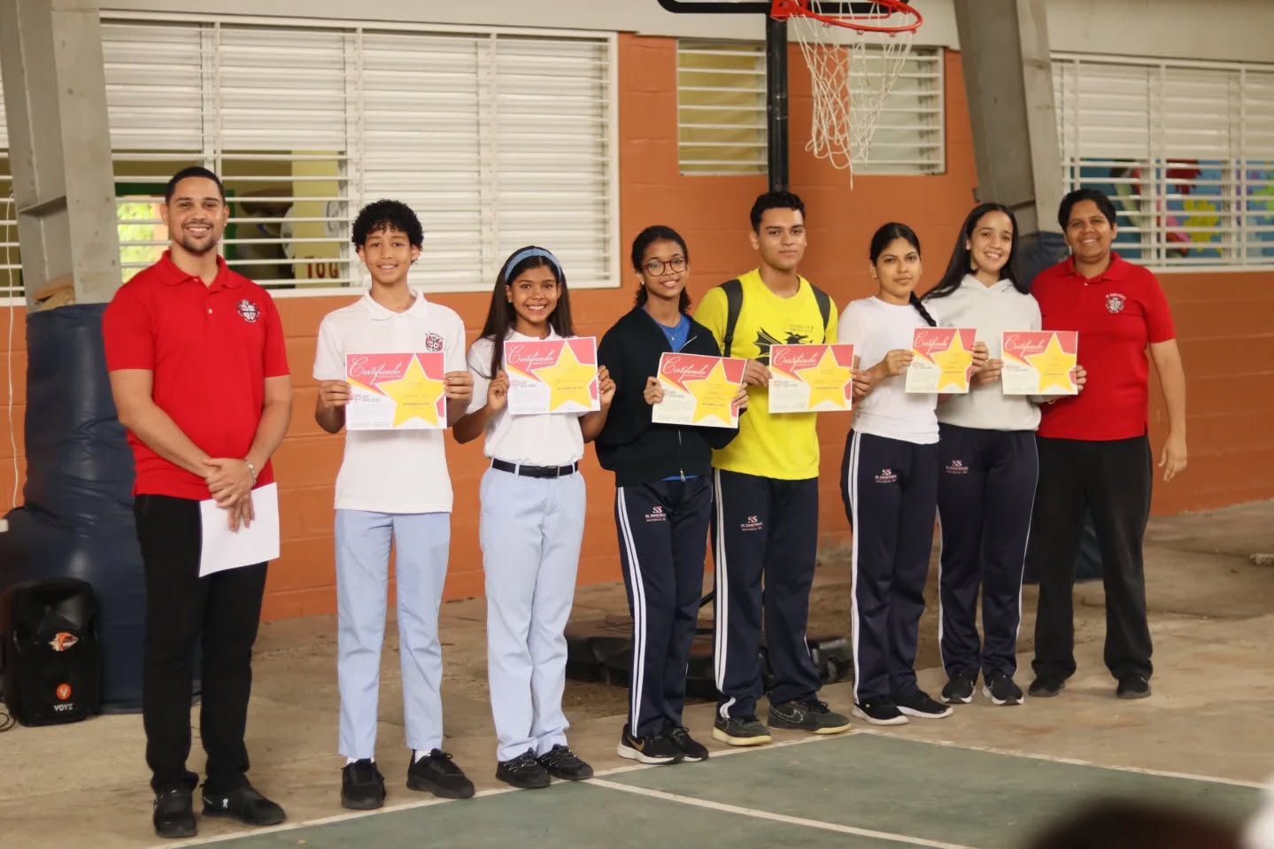 Celebramos con orgullo a nuestros estudiantes reconocidos esta semana en el acto a la bandera por su destacada participación en la primera etapa de las Olimpiadas de Ciencias. 🧪🏅✨
Su dedicación, esfuerzo y compromiso con el conocimiento reflejan el verdadero espíritu académico que promovemos en Saint David School. 📚💙
Nos llena de satisfacción ver cómo nos representan con un nivel académico tan alto, dejando en evidencia su disciplina y pasión por aprender. ¡Este es solo el comienzo de grandes logros! 🚀👏
#SaintDavidSchool #OrgulloSDS #OlimpiadasDeCiencias #ExcelenciaAcadémica