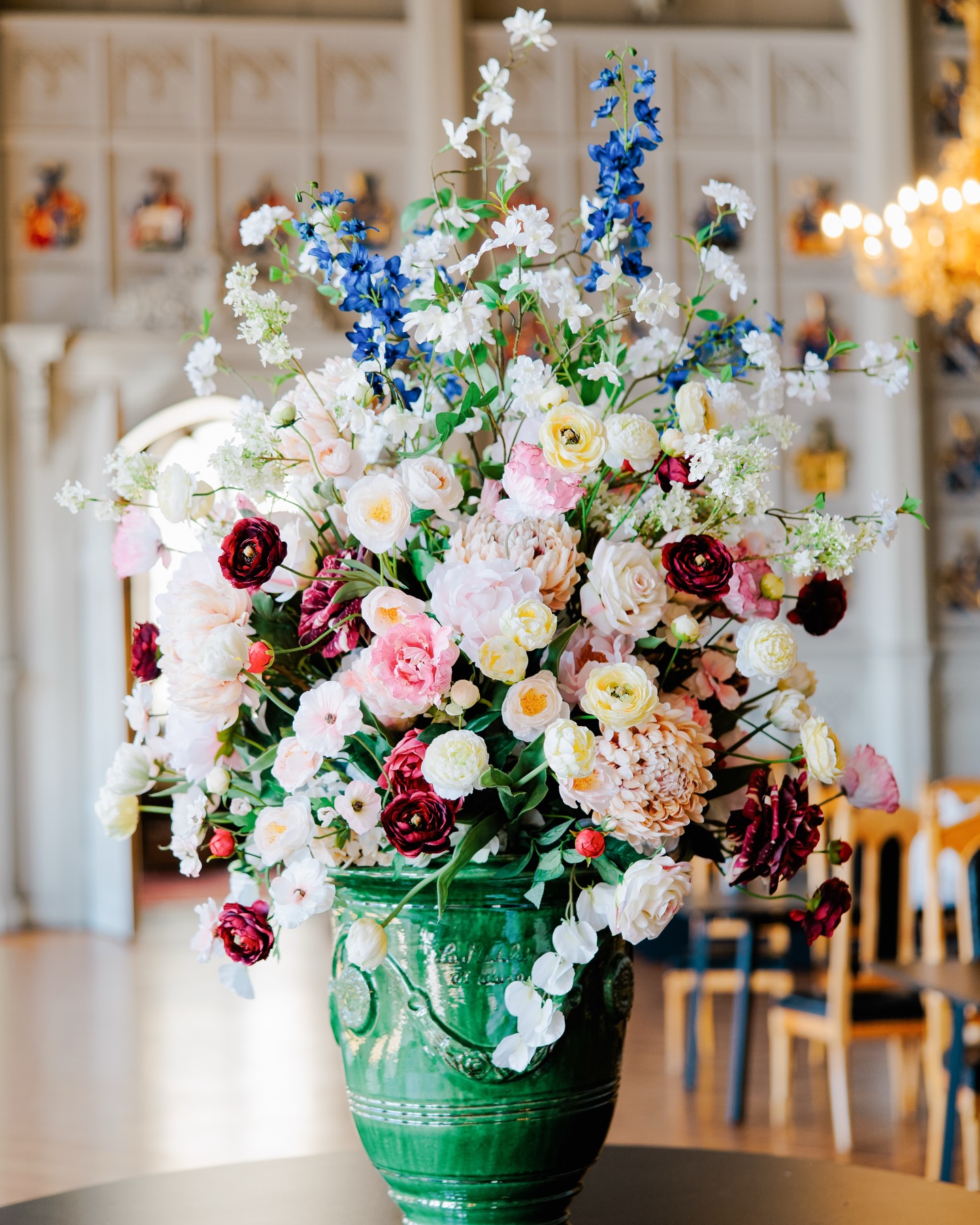 Saimme olla mukana toteuttamassa näyttävää kukka-asetelmaa Helsingin Ritarihuoneelle.
Tila on niin vaikuttava, että asetelmankin piti olla iso ja näyttävä.
Inspiraationa olivat barokkiajan kukkamaalaukset sekä silloin käytetyt kukat. Maalauksissa kukka-asetelmat ovat muhkeita ja rönsyileviä. Värimaailma ja tunnelma on napattu suoraan tilasta.
Tämä kokonaisuus on osa Ritarihuoneella avautunutta hyväntekeväisyysnäyttelyä Ruokaa kautta aikain - Kulinaarinen matka halki vuosisatojen. Näyttely on avoinna yleisölle 10.–19.4.2026, Ritarikatu 1, Helsinki.
Näyttely: @riddarhusets_utstallningar
Kuvat: @pinjas_photography
Ruukku: @cigale.fourmi
Silkkikukat: @rivin_silkkikukat
#rivinsilkkikukat #silkkikukat #helsinkisisustus #silkflowerarrangement #silkflowersarrangement