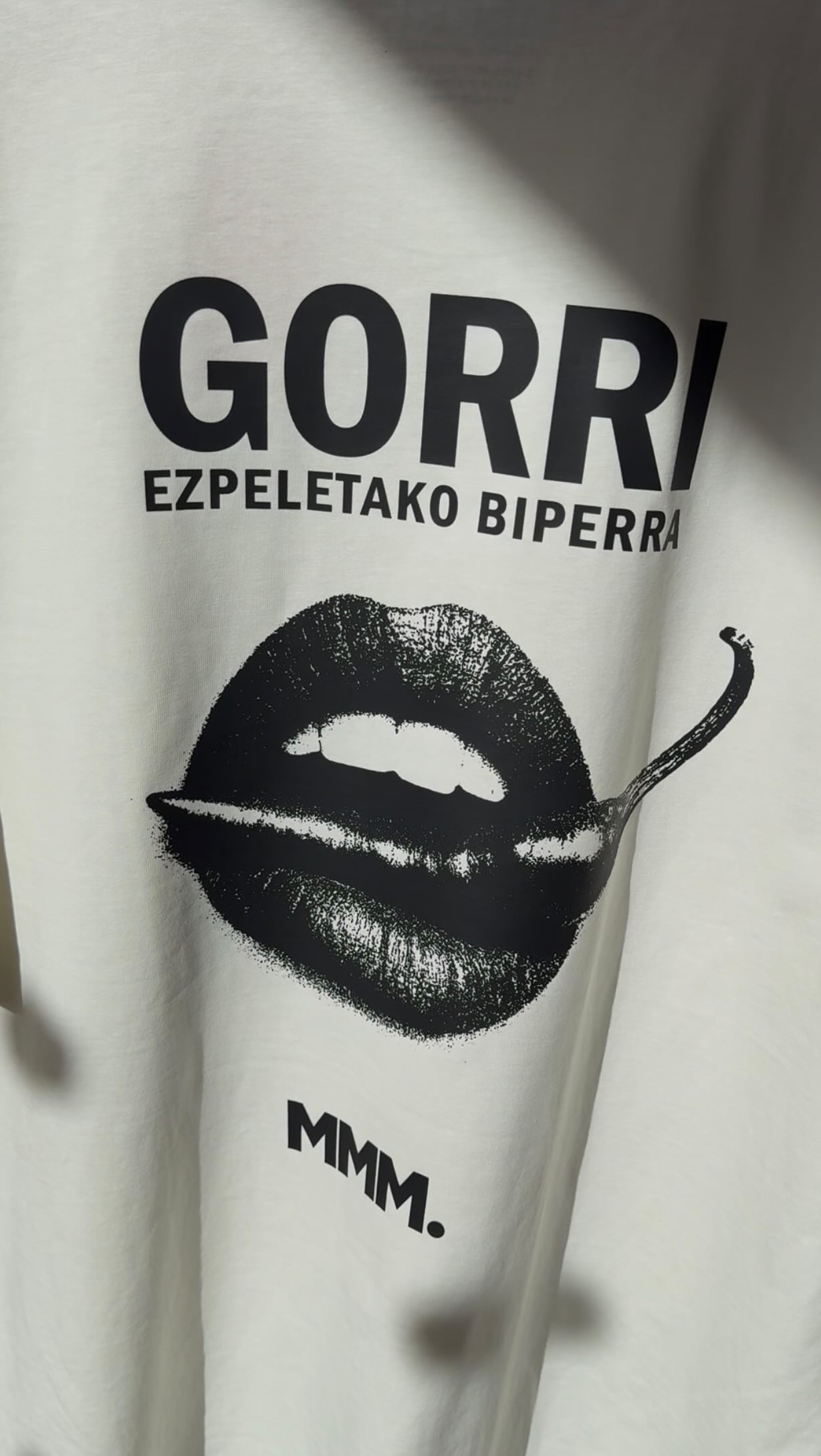 🌶️ GORRI DROP
ÉDITION PIMENT D’ESPELETTE
Rouge
Pas un hasard
Un rouge qui parle
Ici, ça sèche aux fenêtres.
Le piment d’Ezpeleta ne fait pas semblant, nous non plus.
Les façades brutes
Les terres AOP
Les foulards rouges,la Féria dans le sang
Une bouche et le feu qui monte
GORRI = rouge
Ezpeletako biperra = piment d’Espelette
Si ça pique, c’est normal, c’est pas pour tout le monde.
Gorri Drop
Merci Madame Monsieur
#espeltte #feria #piment #pimentdespelette