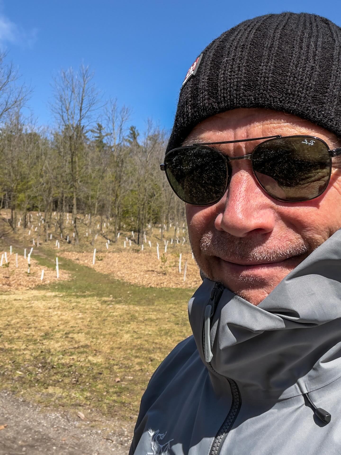 Tirsdags gåtur … vejret er slået om - igen! Det er minus 8 - nogenlunde samme niveau som min træningstilstand rent cykelmæssigt, så det blev altså scouting til fods i dag. Mine vinter cykelhandsker og cykelhue ligger i Cianciana … ingen anelse om, hvad jeg skal bruge dem til dér.
Man kan godt føle sig en smule kørt rundt i manegen herovre rent vejrmæssigt. I begyndelsen af sidste uge var temperaturen over 20 grader, folk kastede sig ud i parkerne iført en lille smule mere end ingenting, og caféer og udendørsserveringer var proppet. Dagen efter regnede det, og midt på ugen gik vi i minus igen.
Langfredag slikkede vi sol på terrassen i Brights Grove ved Lake Huron. Lørdag regn. I går gik vi tur i 8-10 grader og blev (igen) ramt af forårsstemning. I morges vågnede jeg til snevejr og minusgrader.
Så hvis man har tendens til at lade vejret styre ens humør, så skal man måske lige overveje at tilbringe foråret i Canada. Bare et råd!
Dagens gåtur gik til Breithaupt Park for at scoute lidt cykelspor. Fin lille skov hvor man godt kan skrue en lille sjov rundtur sammen. Og med kun 2,5 km hjemmefra er skoven perfekt til at få løftet formen ud af vinterdvalen. Mere om det, lige så snart foråret for alvor tager fat. Lige om lidt. I morgen 🤞🏼♥️🇨🇦
#maybespring #canada #ontario #kitchener #justawalkinthepark