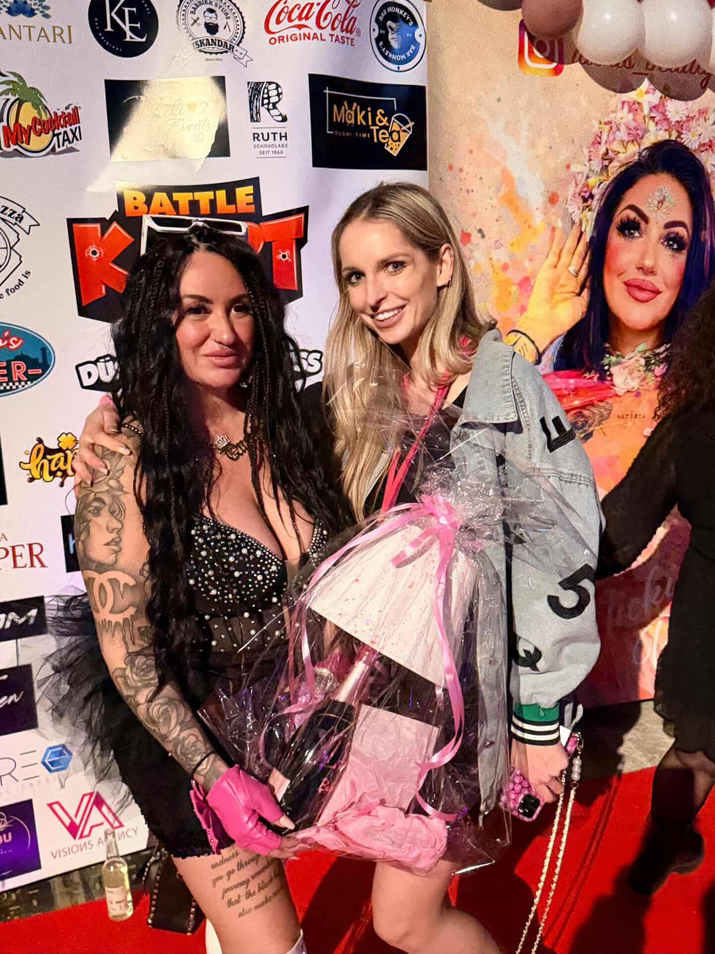 Nickis großer Geburtstag 🎉✨
Was für eine unglaubliche Nacht – eine riesige Party, unvergessliche Stimmung und so viele besondere Momente!
Ich hatte die Ehre, dabei zu sein und meine Kunst ausstellen zu dürfen 🖼️
So viele bekannte Gesichter, inspirierende Begegnungen und dieser Glamour auf dem roten Teppich… einfach magisch ❤️
Ein ganz besonderer Moment war die Übergabe eines ganz persönlichen Geschenks 🎁 – voller Bedeutung und Emotionen.