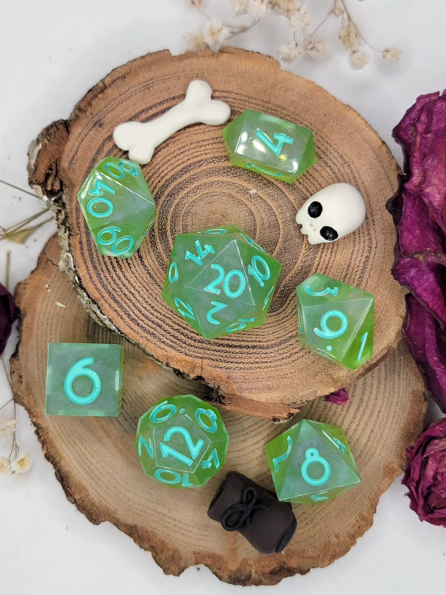 Be careful as you explore dungeons! Gelatinous cubes may be hiding around the corner!
#dungeonsanddragonsdice #resindicemaker #ttrpg #smallbusiness #handmadedice